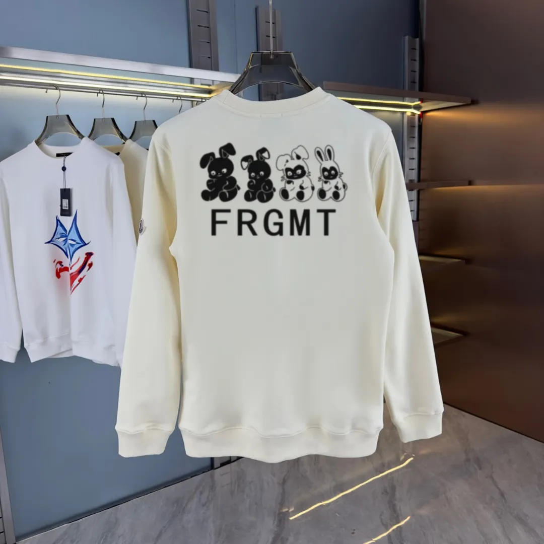 P210 High-version sweatshirt) [Long-term stock] 〖𝐌𝐎𝐍𝐂𝐋𝐄𝐑~Mask〗 Made of 440g heavy-weight fabric. It is different from the market currency. It can be matched with any variety and is properly handsome. 😎The whole dress is made of double waistcoats. The double waistcoats make the whole dress more three-dimensional. Not ordinary factories can do such fine work. 2025 Spring runway version of the T stage, on sale at the counter, round neck terry sweatshirt, high-end double-strand pure cotton, custom-made stretch ribs, dyed in the same vat, complete with three standards, matched with exquisite embroidered LOGO on the chest, simple and advanced, same style for men and women. Color: black, apricot, white, size: S M L XL 2XL