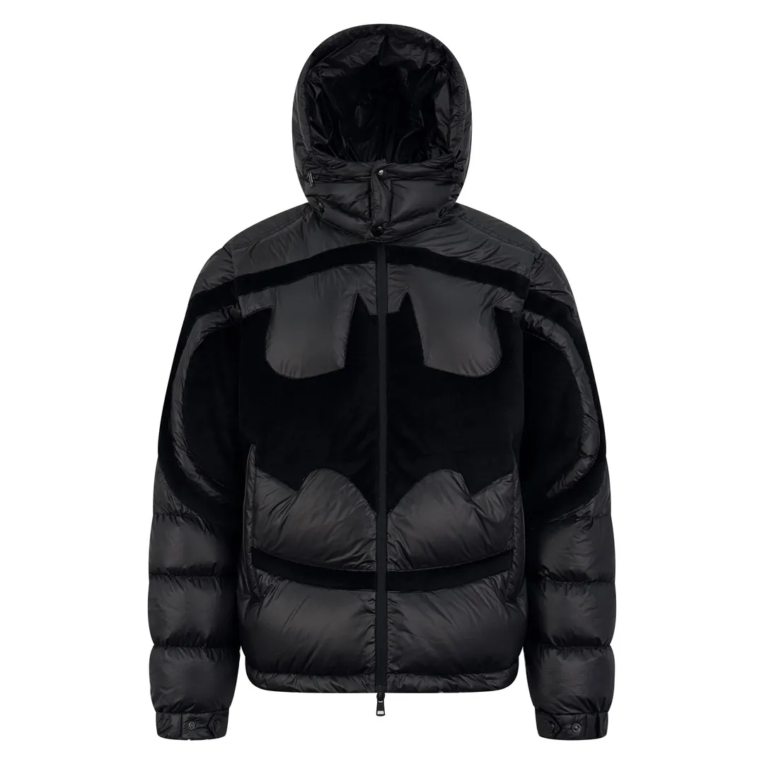 P1260 Moncler Batman Logo Down Jacket Customized black premium carbon black coated windbreaker fabric Customized Korean trendy velvet knitted fabric Made of 400D calendered bile fabric National standard 95 white goose down (welcome to test) Full of down content Warmth and light fluffy Craftsmanship to create a joint series Decorated with the Batman logo on the front Inspired by the famous superhero High degree of recognition The iconic Moncler embroidered logo is present on the sleeves It highlights the brand style and pays tribute to the classics. It is also an interpretation of modern fashion. It tightly locks in body temperature and enjoys warmth and comfort. It becomes the most intimate companion in winter. Process 1: Computer laser burning and cutting. It uses a high-energy laser beam to instantly melt the fabric fibers at high temperature. Precise cutting and engraving on the fabric according to the original pattern. The edges are flat to achieve seamless splicing. It effectively prevents the penetration of cold wind and improves the thermal insulation performance of the down jacket. Process 2: Computer mechanical down filling. Priority is given to making the inner liner pattern to determine the down filling area according to the original three-dimensional effect to determine the gram weight of down per square meter, thereby calculating the filling amount of each cut piece. The computer down filling machine uses a digital weighing unit to achieve stable measurement. Process 3: Computer template machine line running process. The line running process of the computer template machine shows extremely high neatness and smoothness. The craftsman accurately controls the size during the operation to ensure that each row line meets the design requirements. The lines of the entire template are smooth and unified, clean and beautiful. Paving: Customized 1:1 Moncler snap button Customized 1:1 Moncler zipper Customized 1:1 Moncler adjustment buckle Customized 1:1 Moncler pendant Customized 1:1 Moncler machine eye Customized 1:1 Moncler embroidered logo Customized 1:1 Moncler trademark Function: Detachable and adjustable hood. Match as you like Size: 1 code 2 codes 3 codes 4 codes 5 codes 6 codes