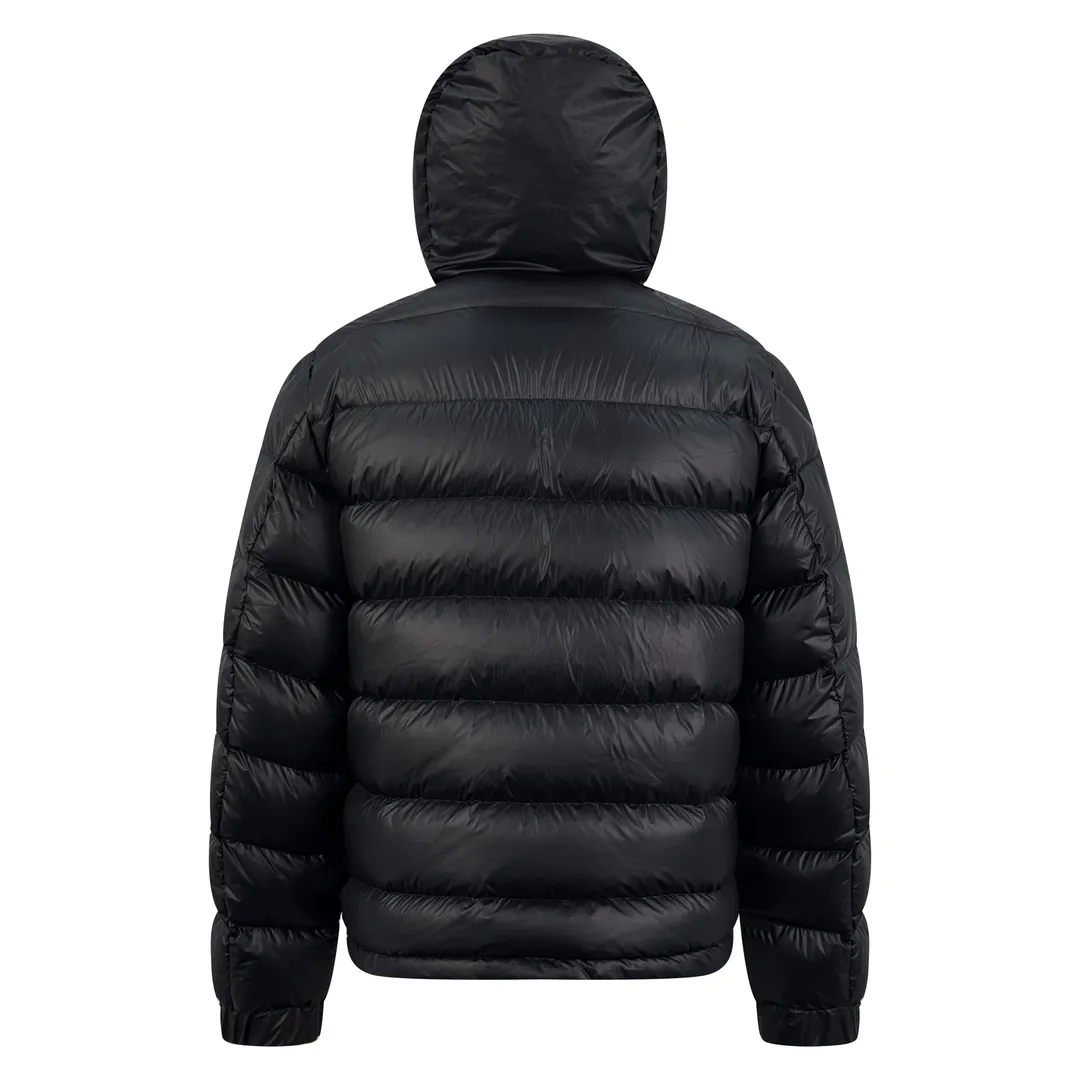 P1260 Moncler Batman Logo Down Jacket Customized black premium carbon black coated windbreaker fabric Customized Korean trendy velvet knitted fabric Made of 400D calendered bile fabric National standard 95 white goose down (welcome to test) Full of down content Warmth and light fluffy Craftsmanship to create a joint series Decorated with the Batman logo on the front Inspired by the famous superhero High degree of recognition The iconic Moncler embroidered logo is present on the sleeves It highlights the brand style and pays tribute to the classics. It is also an interpretation of modern fashion. It tightly locks in body temperature and enjoys warmth and comfort. It becomes the most intimate companion in winter. Process 1: Computer laser burning and cutting. It uses a high-energy laser beam to instantly melt the fabric fibers at high temperature. Precise cutting and engraving on the fabric according to the original pattern. The edges are flat to achieve seamless splicing. It effectively prevents the penetration of cold wind and improves the thermal insulation performance of the down jacket. Process 2: Computer mechanical down filling. Priority is given to making the inner liner pattern to determine the down filling area according to the original three-dimensional effect to determine the gram weight of down per square meter, thereby calculating the filling amount of each cut piece. The computer down filling machine uses a digital weighing unit to achieve stable measurement. Process 3: Computer template machine line running process. The line running process of the computer template machine shows extremely high neatness and smoothness. The craftsman accurately controls the size during the operation to ensure that each row line meets the design requirements. The lines of the entire template are smooth and unified, clean and beautiful. Paving: Customized 1:1 Moncler snap button Customized 1:1 Moncler zipper Customized 1:1 Moncler adjustment buckle Customized 1:1 Moncler pendant Customized 1:1 Moncler machine eye Customized 1:1 Moncler embroidered logo Customized 1:1 Moncler trademark Function: Detachable and adjustable hood. Match as you like Size: 1 code 2 codes 3 codes 4 codes 5 codes 6 codes