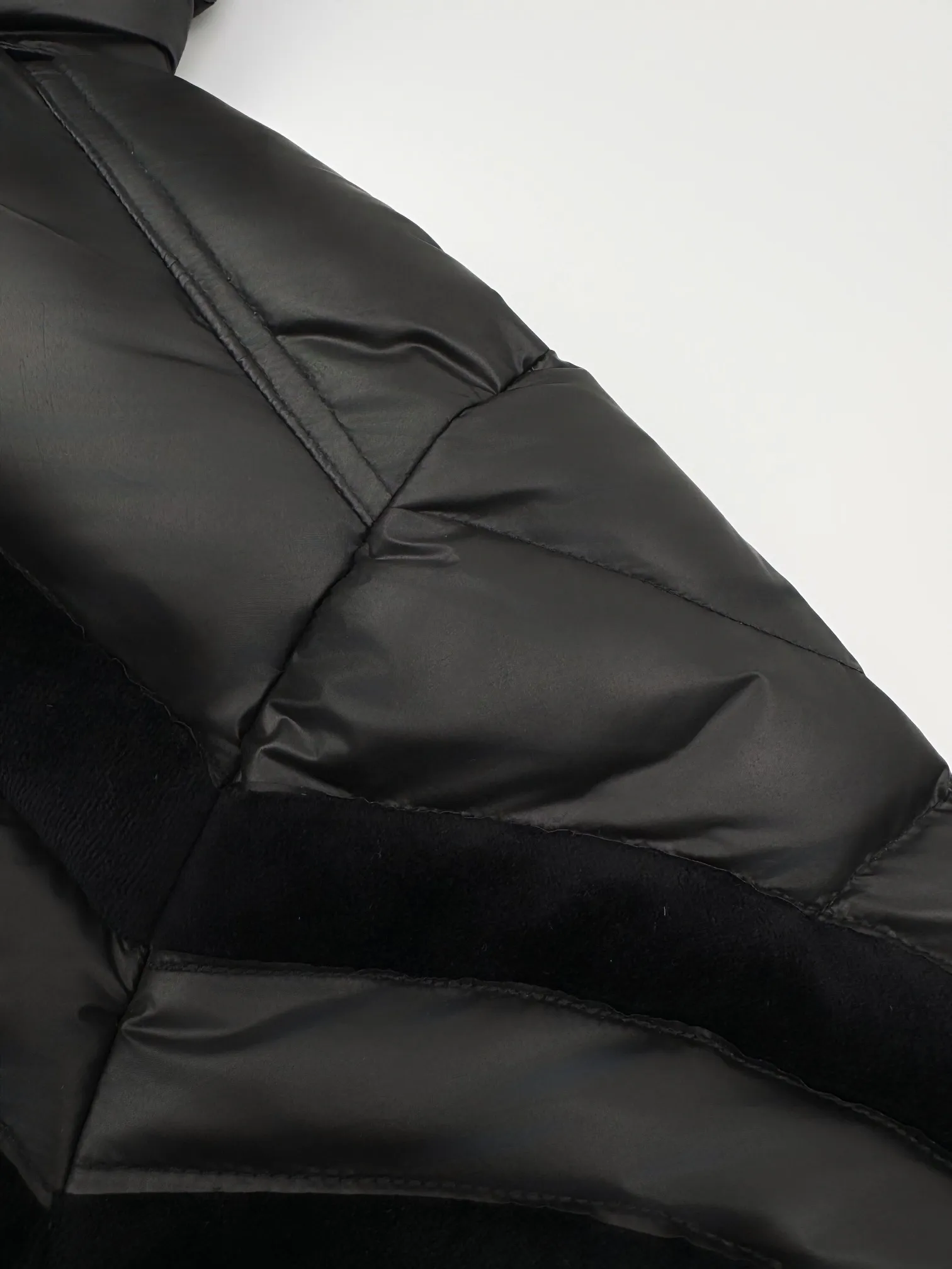 P1260 Moncler Batman Logo Down Jacket Customized black premium carbon black coated windbreaker fabric Customized Korean trendy velvet knitted fabric Made of 400D calendered bile fabric National standard 95 white goose down (welcome to test) Full of down content Warmth and light fluffy Craftsmanship to create a joint series Decorated with the Batman logo on the front Inspired by the famous superhero High degree of recognition The iconic Moncler embroidered logo is present on the sleeves It highlights the brand style and pays tribute to the classics. It is also an interpretation of modern fashion. It tightly locks in body temperature and enjoys warmth and comfort. It becomes the most intimate companion in winter. Process 1: Computer laser burning and cutting. It uses a high-energy laser beam to instantly melt the fabric fibers at high temperature. Precise cutting and engraving on the fabric according to the original pattern. The edges are flat to achieve seamless splicing. It effectively prevents the penetration of cold wind and improves the thermal insulation performance of the down jacket. Process 2: Computer mechanical down filling. Priority is given to making the inner liner pattern to determine the down filling area according to the original three-dimensional effect to determine the gram weight of down per square meter, thereby calculating the filling amount of each cut piece. The computer down filling machine uses a digital weighing unit to achieve stable measurement. Process 3: Computer template machine line running process. The line running process of the computer template machine shows extremely high neatness and smoothness. The craftsman accurately controls the size during the operation to ensure that each row line meets the design requirements. The lines of the entire template are smooth and unified, clean and beautiful. Paving: Customized 1:1 Moncler snap button Customized 1:1 Moncler zipper Customized 1:1 Moncler adjustment buckle Customized 1:1 Moncler pendant Customized 1:1 Moncler machine eye Customized 1:1 Moncler embroidered logo Customized 1:1 Moncler trademark Function: Detachable and adjustable hood. Match as you like Size: 1 code 2 codes 3 codes 4 codes 5 codes 6 codes