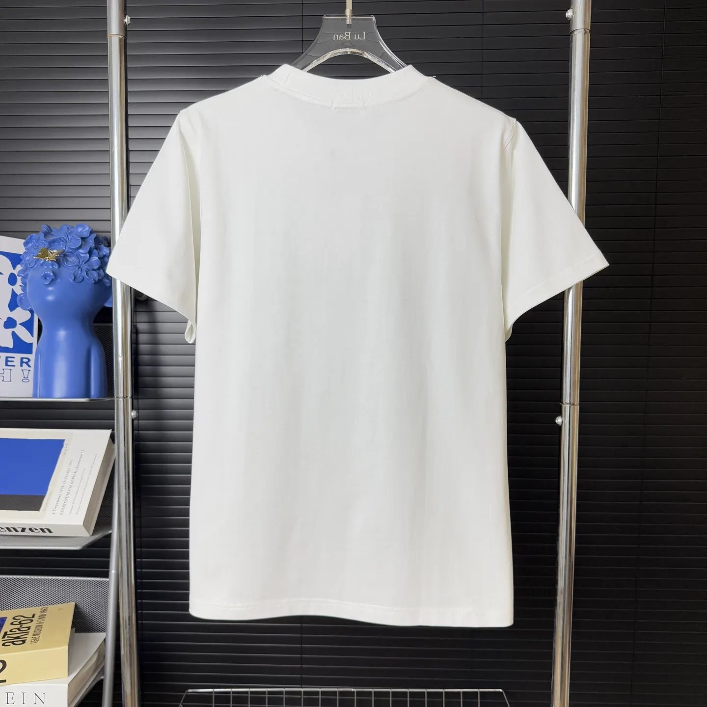 P180 A238 (Long-term replenishment, arrival the next day) MONCLER/Mask, velvet splicing, letter LOGO round neck short-sleeved T-shirt, exclusive first launch high-definition The fabric is made of 300 grams of heavyweight pure cotton, custom-made with 32 double-strand threads, and washed. The fabric is comfortable and skin-friendly, custom-dyed fabrics, high textile density, good drape, not easy to deform and shrink. The thick texture and compact spinning process will not affect the breathability of the fabric. The color saturation is very high. Imported Tajima embroidery technology, the version has a good upper body effect, a versatile and good-looking short sleeve, the loose version covers the flesh and looks slim. Size: S~XL Color: White black