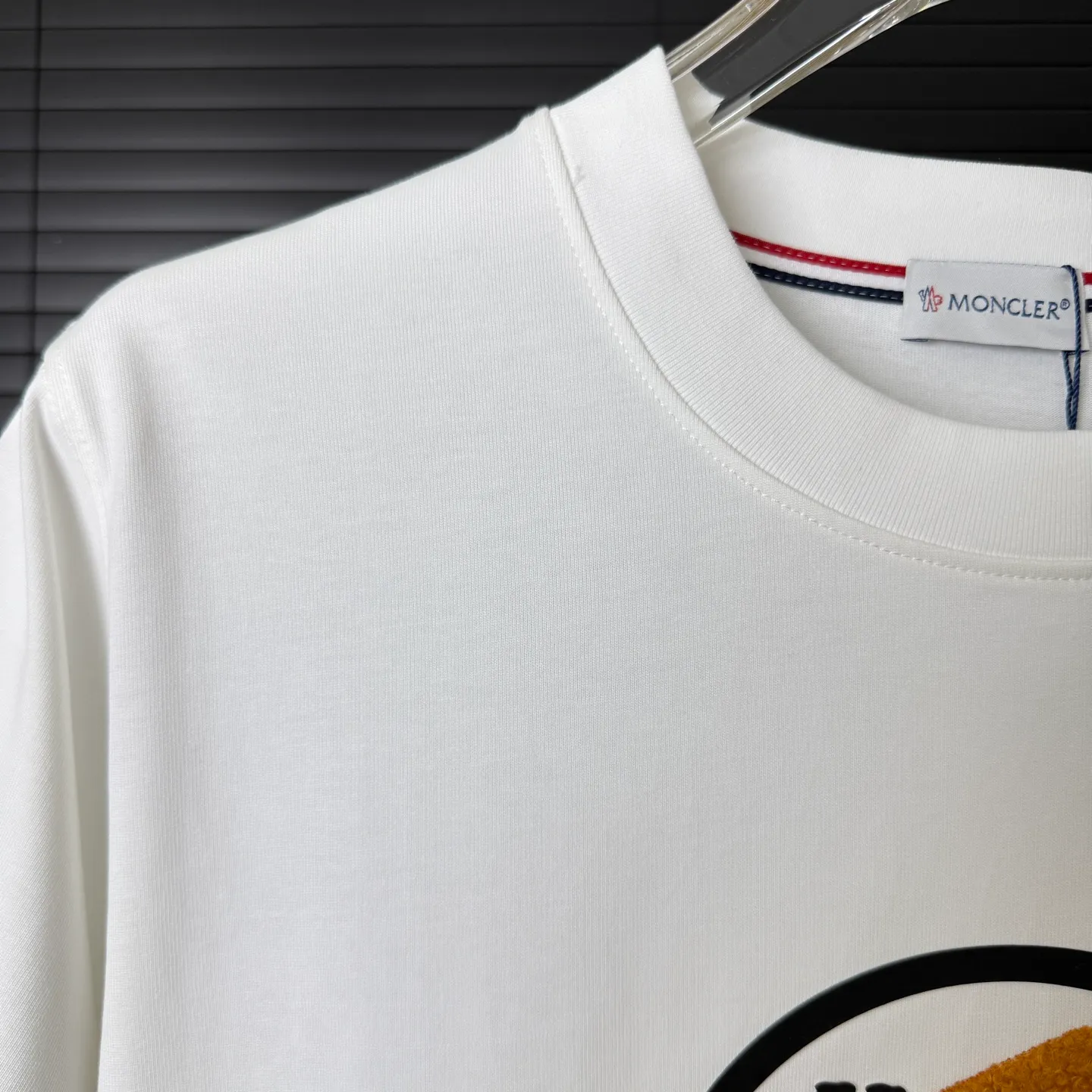 P180 A238 (Long-term replenishment, arrival the next day) MONCLER/Mask, velvet splicing, letter LOGO round neck short-sleeved T-shirt, exclusive first launch high-definition The fabric is made of 300 grams of heavyweight pure cotton, custom-made with 32 double-strand threads, and washed. The fabric is comfortable and skin-friendly, custom-dyed fabrics, high textile density, good drape, not easy to deform and shrink. The thick texture and compact spinning process will not affect the breathability of the fabric. The color saturation is very high. Imported Tajima embroidery technology, the version has a good upper body effect, a versatile and good-looking short sleeve, the loose version covers the flesh and looks slim. Size: S~XL Color: White black