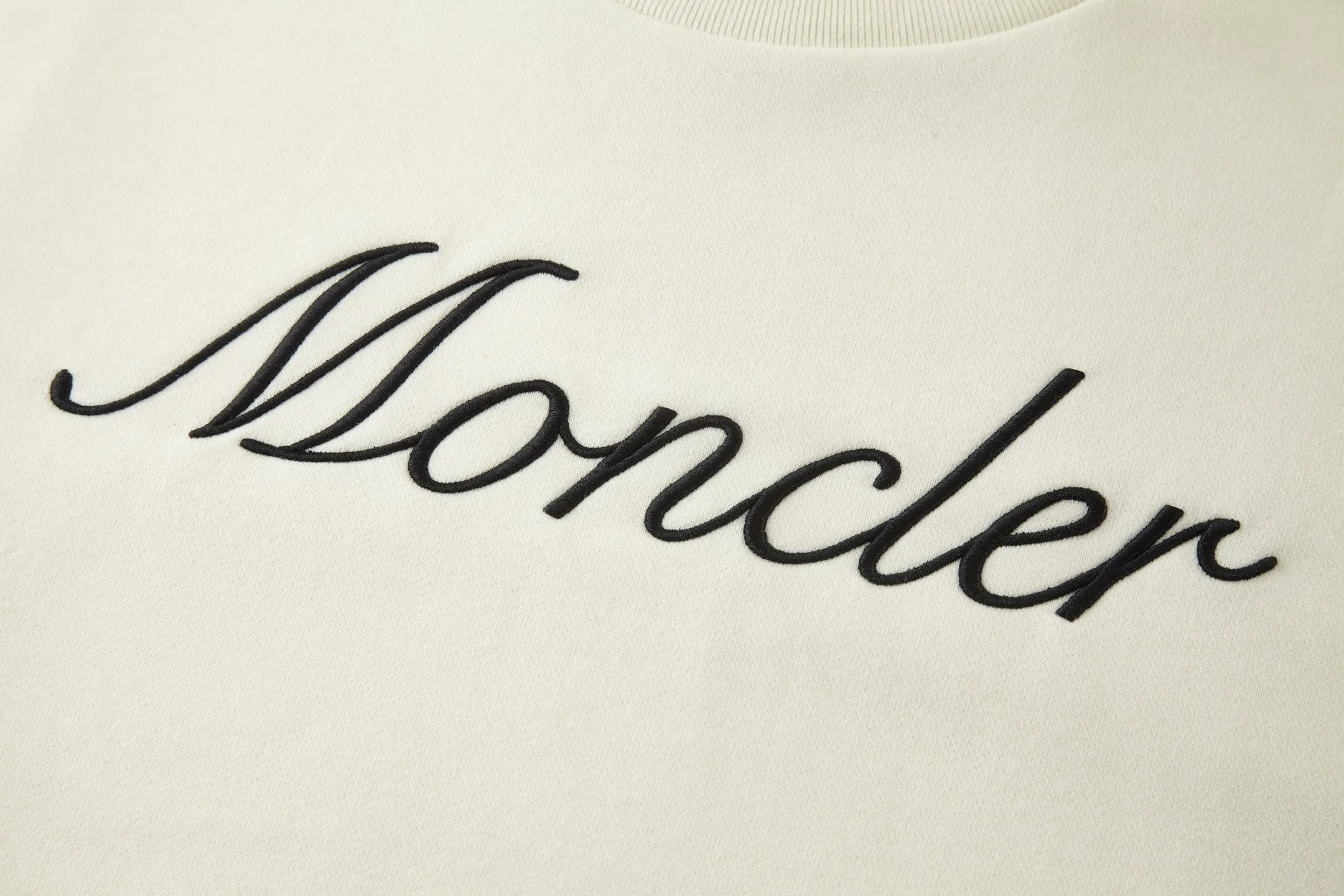 P360 Exclusive supply] Moncler logo embroidered round neck sweatshirt (apricot color) The fabric is made of 380g brushed sweatshirt terry, and the fabric is brushed to make the surface feel softer and smoother. The thread is matched with 1*1 double yarn thread. The embroidery uses 3D multi-dimensional embroidery, embellished with connected brand embroidered letters. The armband is made of sheepskin composite embroidery technology. Made from soft cotton fleece, this sweatshirt is suitable for all seasons. Round neck design, embellished with logo embroidery, inspired by college baseball uniforms. Crew neck in cotton fleece. Logo embossed and embroidered. Size:S-M-L-XL