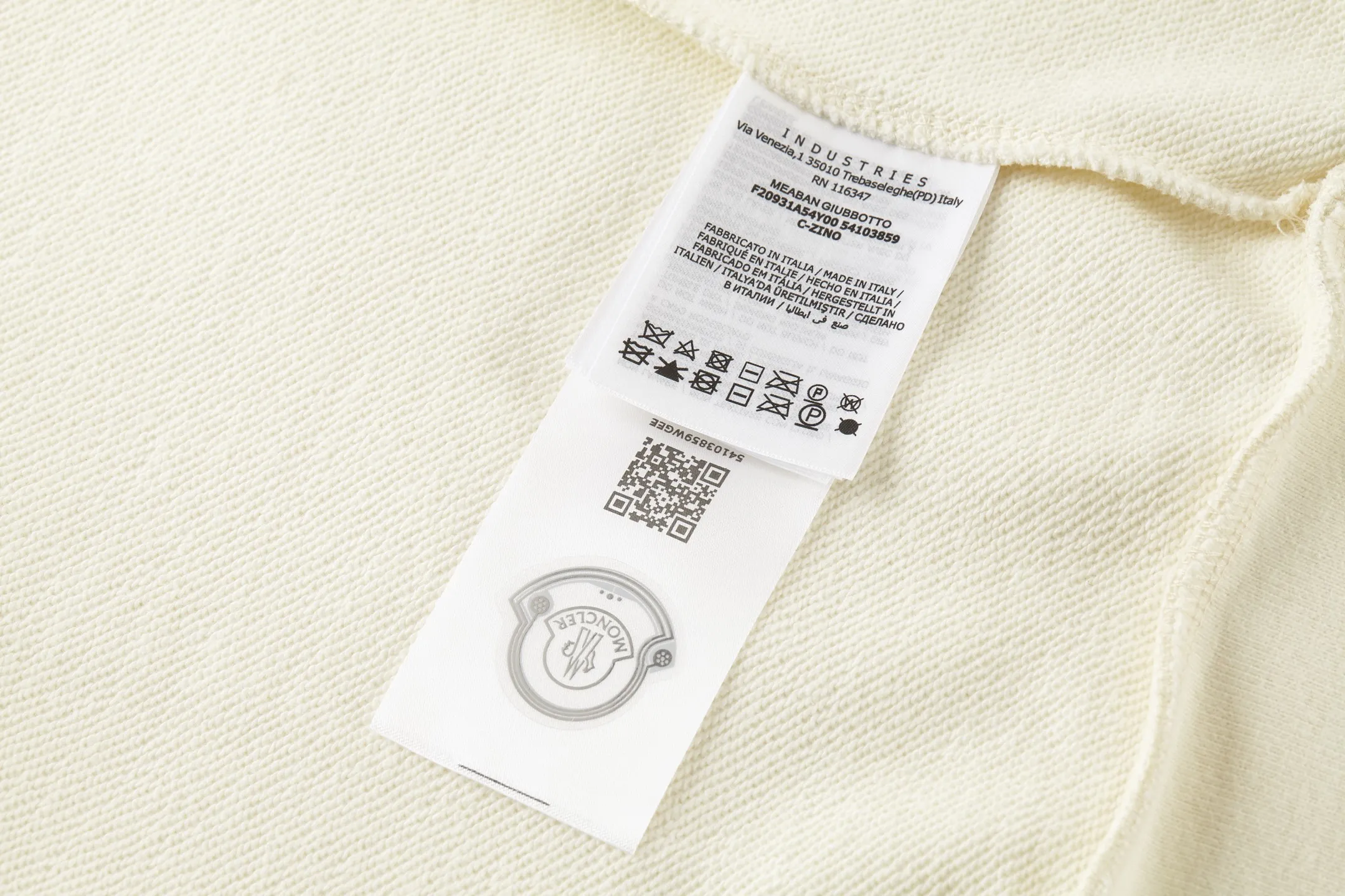 P360 Exclusive supply] Moncler logo embroidered round neck sweatshirt (apricot color) The fabric is made of 380g brushed sweatshirt terry, and the fabric is brushed to make the surface feel softer and smoother. The thread is matched with 1*1 double yarn thread. The embroidery uses 3D multi-dimensional embroidery, embellished with connected brand embroidered letters. The armband is made of sheepskin composite embroidery technology. Made from soft cotton fleece, this sweatshirt is suitable for all seasons. Round neck design, embellished with logo embroidery, inspired by college baseball uniforms. Crew neck in cotton fleece. Logo embossed and embroidered. Size:S-M-L-XL