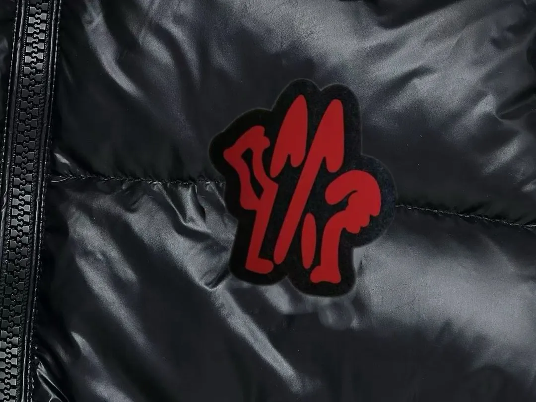 P780 MONCLER Meng Maya Down Jacket: Color/Black Size: M. L. Zipper pendant with custom logo Fabric: 400D bright nylon, anti-fouling, anti-wrinkle, waterproof and windproof, very wear-resistant, breathable and comfortable.           Embroidery: Straight lines, smooth curves, dense and neat stitches, no jagged edges, flat embroidery surface, no skewed threads, consistent stitch length, no bottom exposed, no overlap, smooth embroidery surface, no ink marks and other stains. Advanced imported embroidery machines are used to ensure embroidery quality.