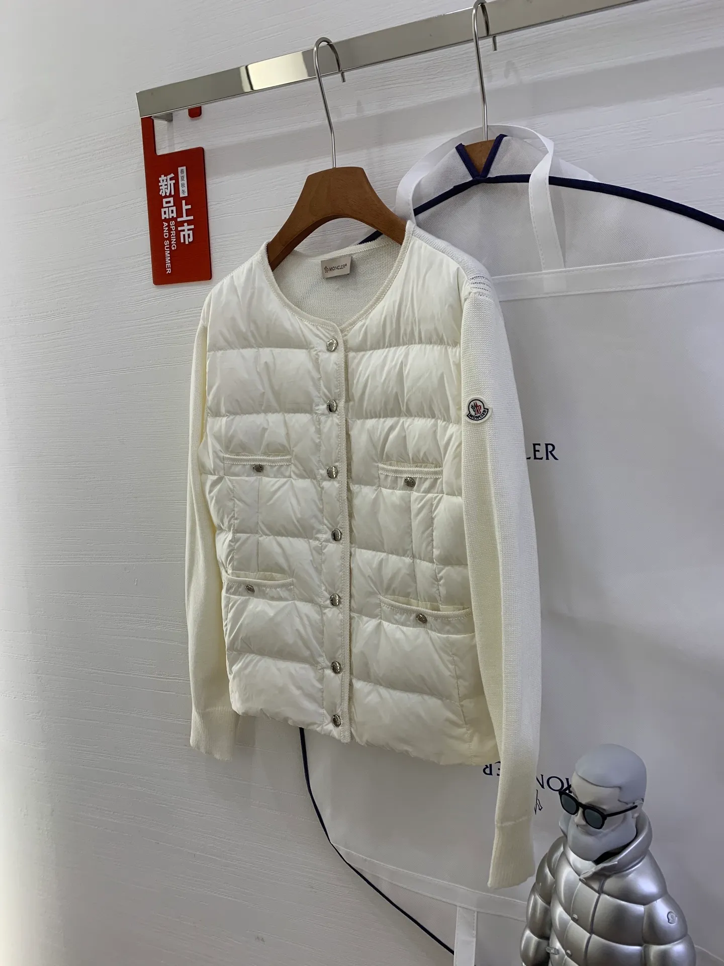 P640 French purchasing agent MONCLER 25-year-old 4-pocket thin spliced ​​knitted down jacket for women. This cardigan is equipped with a down-filled front and is suitable for wearing in all seasons throughout the year. Midweight knit style in merino wool. •Made from fine merino wool •longue saison lining •Longue saison front filled with down •Fully molded jersey •7 needles •Snap button closure •Pockets •Knit trim