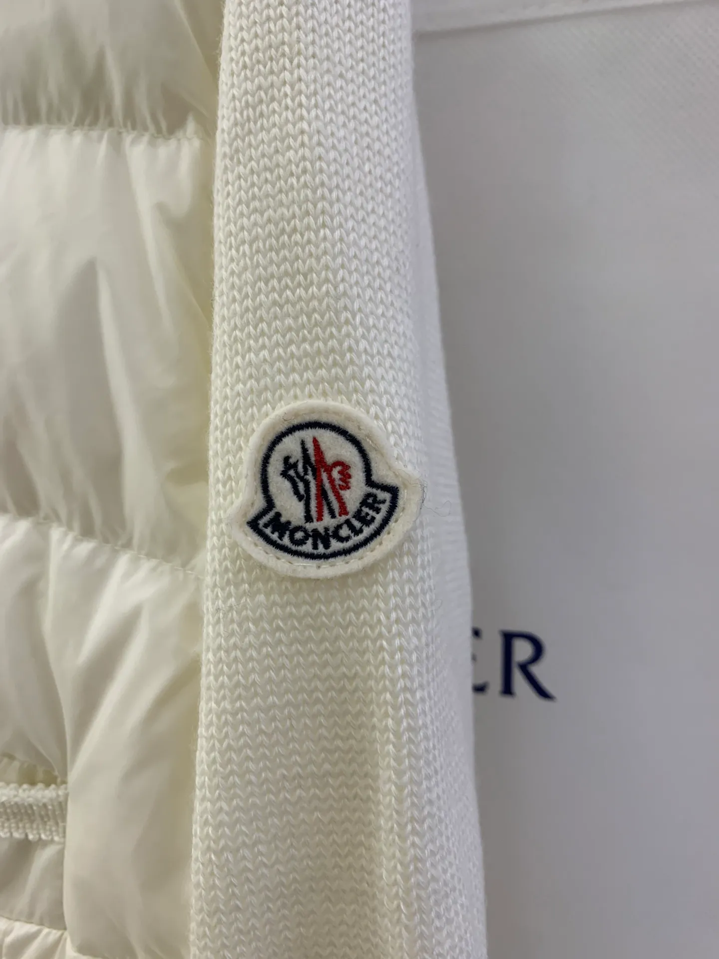 P640 French purchasing agent MONCLER 25-year-old 4-pocket thin spliced ​​knitted down jacket for women. This cardigan is equipped with a down-filled front and is suitable for wearing in all seasons throughout the year. Midweight knit style in merino wool. •Made from fine merino wool •longue saison lining •Longue saison front filled with down •Fully molded jersey •7 needles •Snap button closure •Pockets •Knit trim