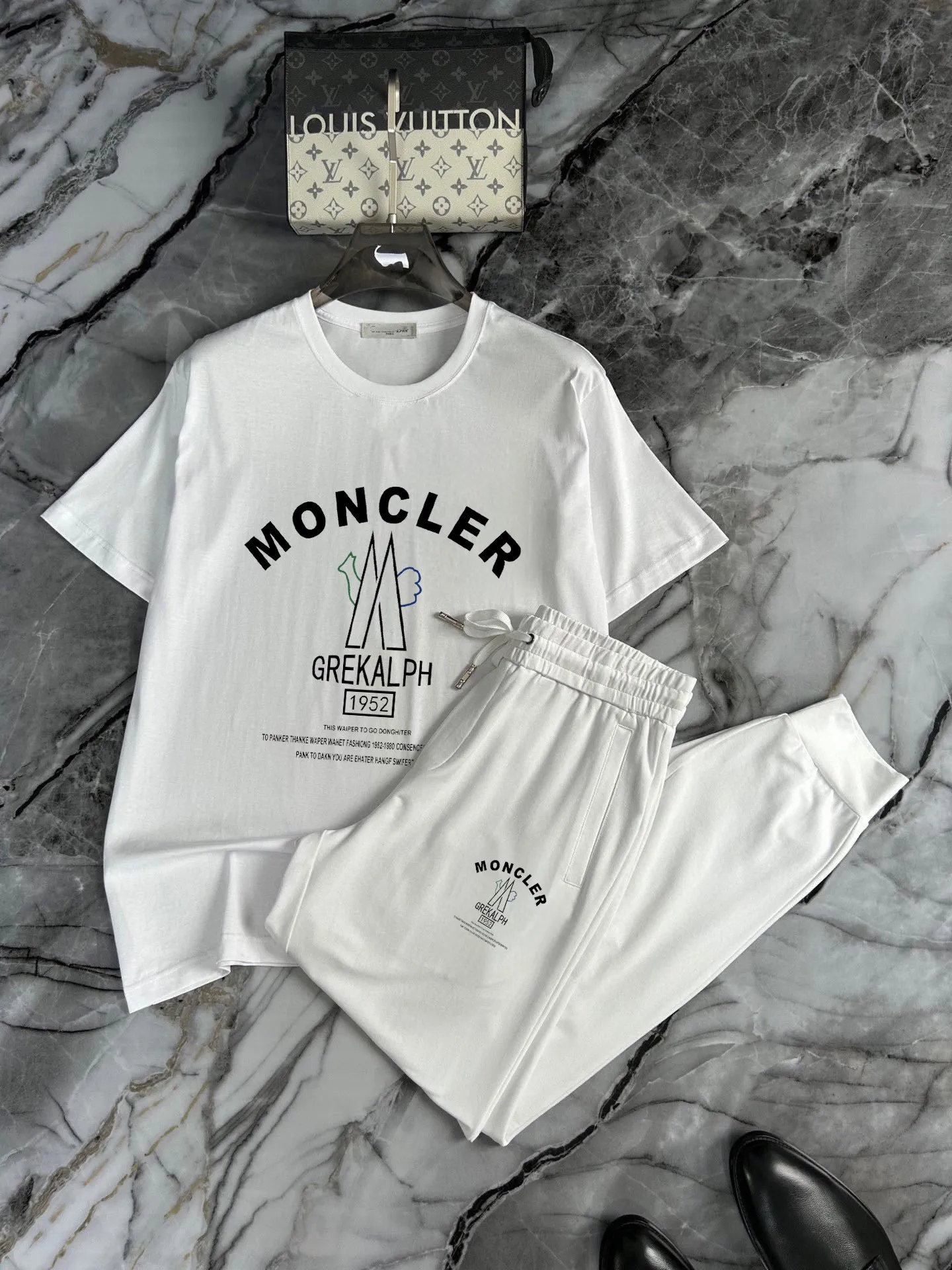 P330 [MONCLER] (Fat Man's Gospel) The same style as the 2025 official website. World-renowned luxury brand. Summer men's (double mercerized) high-quality 🐂 suit. It is made of imported original fabrics. It is a trendy style of the season and a versatile hit. Simple and elegant, precise workmanship allows you to be at the top of fashion. Size: M-5XL (can be worn up to 220 pounds)