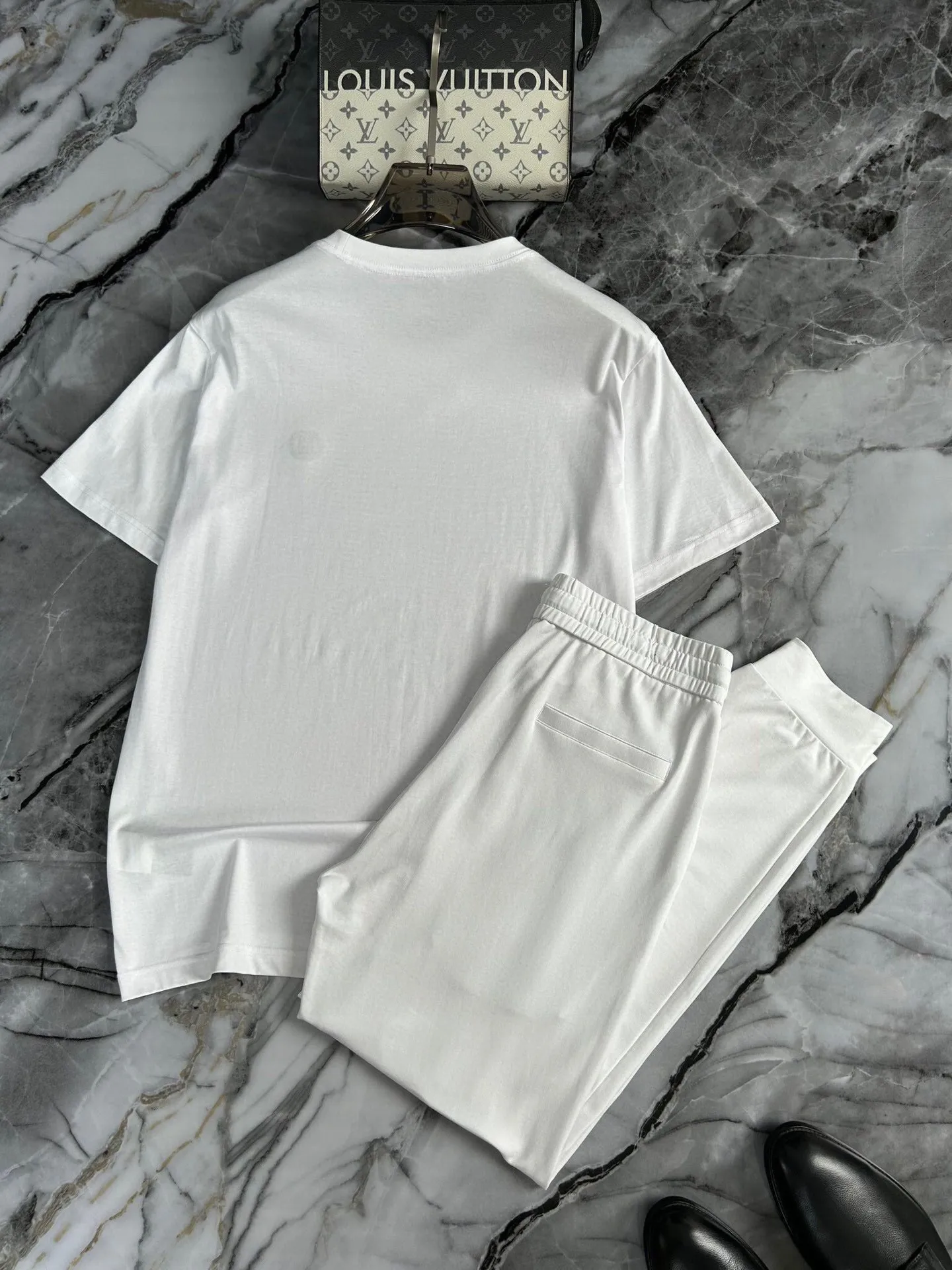 P330 [MONCLER] (Fat Man's Gospel) The same style as the 2025 official website. World-renowned luxury brand. Summer men's (double mercerized) high-quality 🐂 suit. It is made of imported original fabrics. It is a trendy style of the season and a versatile hit. Simple and elegant, precise workmanship allows you to be at the top of fashion. Size: M-5XL (can be worn up to 220 pounds)