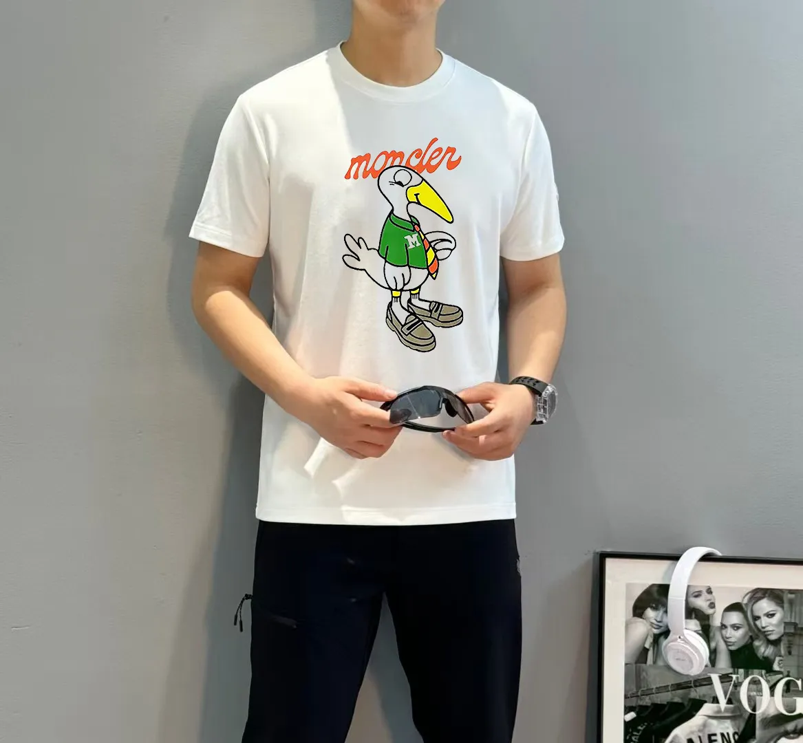 P160 Moncler. New autumn and winter 25 cartoon fun printed logo fabric short-sleeved T-shirt. The left sleeve is decorated with classic embroidered wool labels. It is made of 300 grams of heavy Lenzing modal cotton fabric: delicate and skin-friendly, soft and smooth, moisture-absorbent and breathable. It is a basic classic style T-shirt suitable for wearing inside or outside; Color: black, white Size: S～XXL