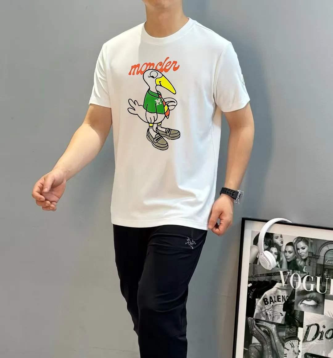 P160 Moncler. New autumn and winter 25 cartoon fun printed logo fabric short-sleeved T-shirt. The left sleeve is decorated with classic embroidered wool labels. It is made of 300 grams of heavy Lenzing modal cotton fabric: delicate and skin-friendly, soft and smooth, moisture-absorbent and breathable. It is a basic classic style T-shirt suitable for wearing inside or outside; Color: black, white Size: S～XXL