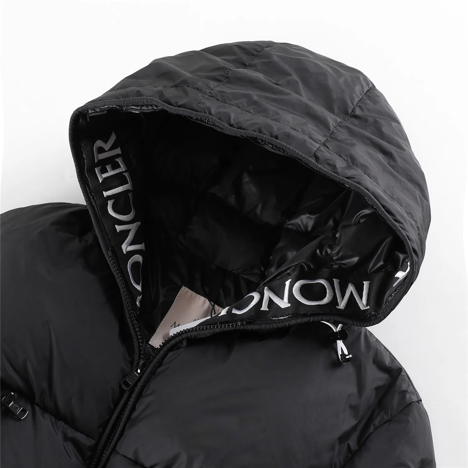 P820 ​​💎Upgraded to higher version quality💎 MonclerTemplon embroidered webbing hooded wind hood, non-detachable, three logos, details, accessories, hardware QR code scan, on sale on the UK official website for 14,500! Not available in China, all prices are increasing for purchasing agents! Authentic European standard 90 down, with an average down filling of 400 grams. The cost of one filled down can make a currency ready-made garment! Made of Italian polyester nylon fabric, it feels extremely smooth, breathable and comfortable without any roughness, and is excellent in windproof, warm and cold-resistant. The texture is thicker and smoother than ordinary nylon materials, adhering to its consistent lightness, anti-spill and anti-drilling. The top-notch stitch-stitching and embroidery technology makes each letter so full and round, and the silky texture cannot be underestimated. The most eye-catching feature of this model is the hidden embroidered letter webbing on the placket. It’s so pretty. There’s an extra-long waterproof zipper on the left and right sides of the chest, and two huge storage pockets, one of which can be put in. Moncler’s design is so user-friendly. I’ve seen actual photos, and there’s not a lot of copywriting. It’s hard work that gives me the confidence to take such high-definition pictures! The washable label is located in the inner bag, and the tag is placed in the pocket to prevent it from being cut during transportation. Size: 1-5 black. Taking inner wear as an example: Size 1 is suitable for 100 to 120 catties. Size 2 is suitable for 120 to 135 catties. Size 3 is suitable for 135 to 150 catties. Size 4 is suitable for 150 to 165 catties. Size 5 is suitable for 165 to 185 catties.