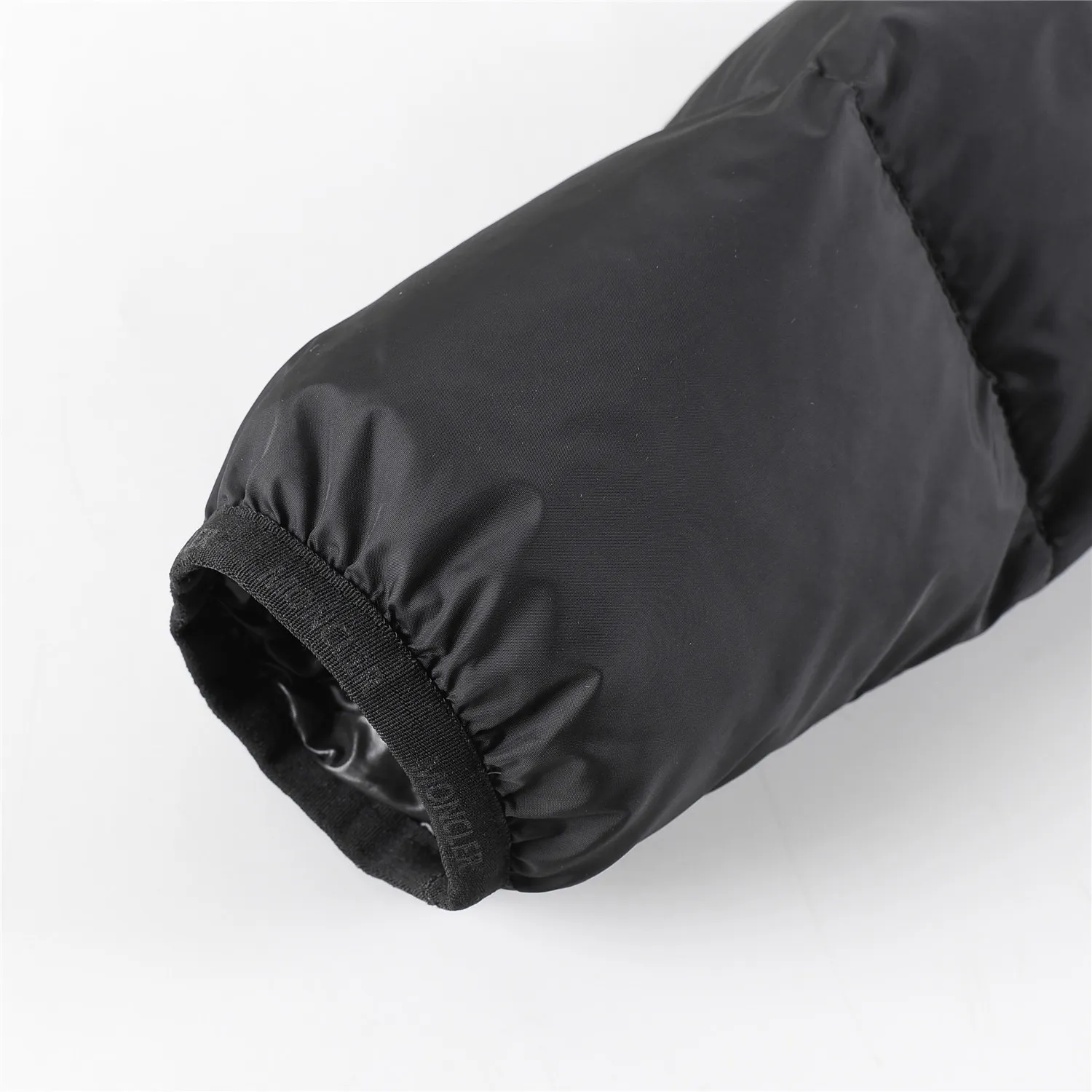 P820 ​​💎Upgraded to higher version quality💎 MonclerTemplon embroidered webbing hooded wind hood, non-detachable, three logos, details, accessories, hardware QR code scan, on sale on the UK official website for 14,500! Not available in China, all prices are increasing for purchasing agents! Authentic European standard 90 down, with an average down filling of 400 grams. The cost of one filled down can make a currency ready-made garment! Made of Italian polyester nylon fabric, it feels extremely smooth, breathable and comfortable without any roughness, and is excellent in windproof, warm and cold-resistant. The texture is thicker and smoother than ordinary nylon materials, adhering to its consistent lightness, anti-spill and anti-drilling. The top-notch stitch-stitching and embroidery technology makes each letter so full and round, and the silky texture cannot be underestimated. The most eye-catching feature of this model is the hidden embroidered letter webbing on the placket. It’s so pretty. There’s an extra-long waterproof zipper on the left and right sides of the chest, and two huge storage pockets, one of which can be put in. Moncler’s design is so user-friendly. I’ve seen actual photos, and there’s not a lot of copywriting. It’s hard work that gives me the confidence to take such high-definition pictures! The washable label is located in the inner bag, and the tag is placed in the pocket to prevent it from being cut during transportation. Size: 1-5 black. Taking inner wear as an example: Size 1 is suitable for 100 to 120 catties. Size 2 is suitable for 120 to 135 catties. Size 3 is suitable for 135 to 150 catties. Size 4 is suitable for 150 to 165 catties. Size 5 is suitable for 165 to 185 catties.