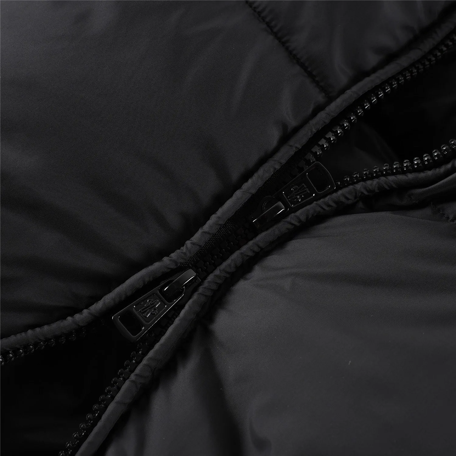 P820 ​​💎Upgraded to higher version quality💎 MonclerTemplon embroidered webbing hooded wind hood, non-detachable, three logos, details, accessories, hardware QR code scan, on sale on the UK official website for 14,500! Not available in China, all prices are increasing for purchasing agents! Authentic European standard 90 down, with an average down filling of 400 grams. The cost of one filled down can make a currency ready-made garment! Made of Italian polyester nylon fabric, it feels extremely smooth, breathable and comfortable without any roughness, and is excellent in windproof, warm and cold-resistant. The texture is thicker and smoother than ordinary nylon materials, adhering to its consistent lightness, anti-spill and anti-drilling. The top-notch stitch-stitching and embroidery technology makes each letter so full and round, and the silky texture cannot be underestimated. The most eye-catching feature of this model is the hidden embroidered letter webbing on the placket. It’s so pretty. There’s an extra-long waterproof zipper on the left and right sides of the chest, and two huge storage pockets, one of which can be put in. Moncler’s design is so user-friendly. I’ve seen actual photos, and there’s not a lot of copywriting. It’s hard work that gives me the confidence to take such high-definition pictures! The washable label is located in the inner bag, and the tag is placed in the pocket to prevent it from being cut during transportation. Size: 1-5 black. Taking inner wear as an example: Size 1 is suitable for 100 to 120 catties. Size 2 is suitable for 120 to 135 catties. Size 3 is suitable for 135 to 150 catties. Size 4 is suitable for 150 to 165 catties. Size 5 is suitable for 165 to 185 catties.