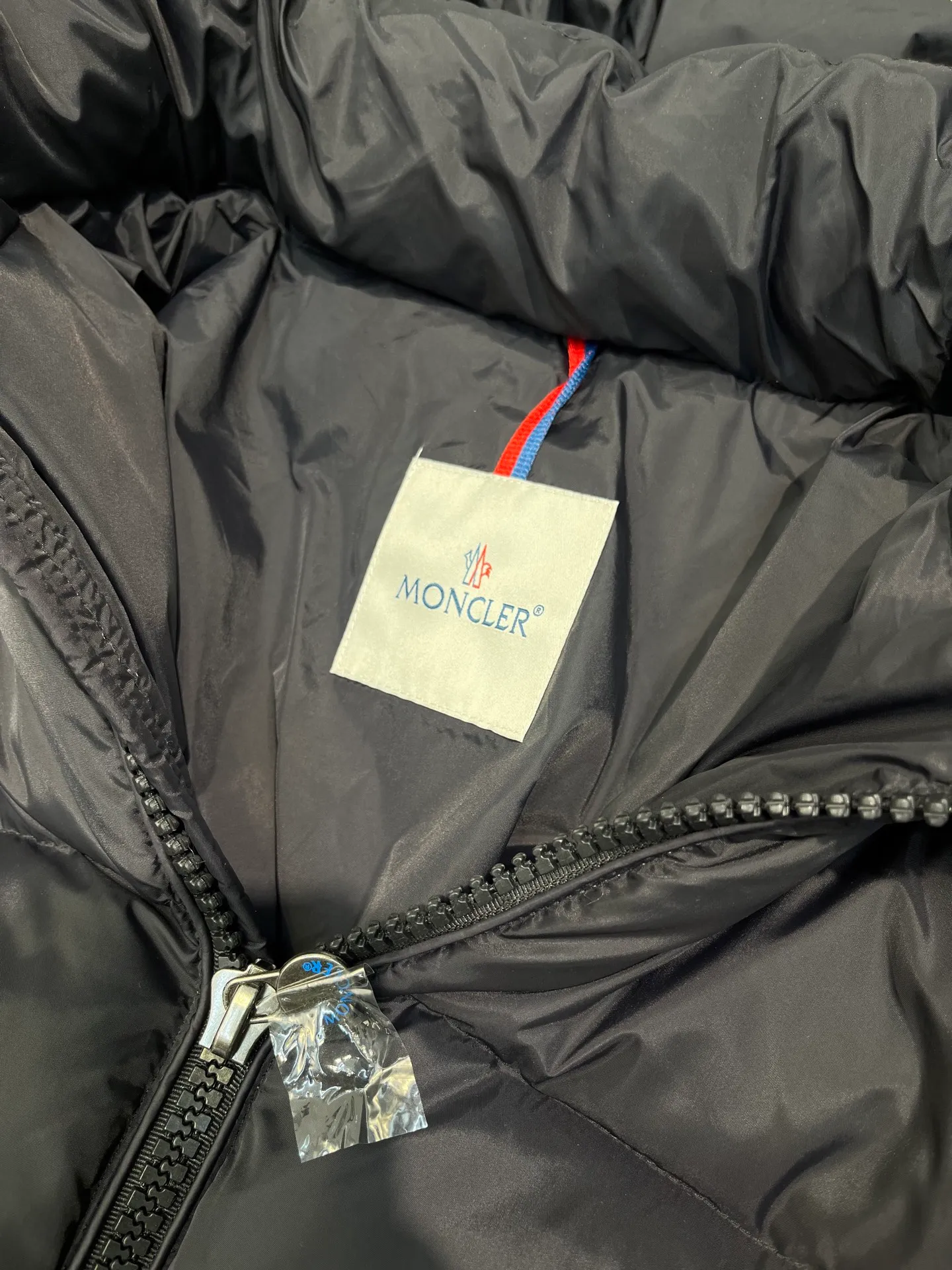 P980 moncler 🌟 Original customized hardware accessories are all imported and original customized. Welcome to compare. Absolutely high quality. Made of top-grade 90 white duck down. Super soft. Full and fluffy. Super heavy-duty. Fabrics with excellent workmanship. Perfect version. Note. Fabric is super comfortable. Exclusive model. Non-market product. Same sizes for men and women.  size: 12345