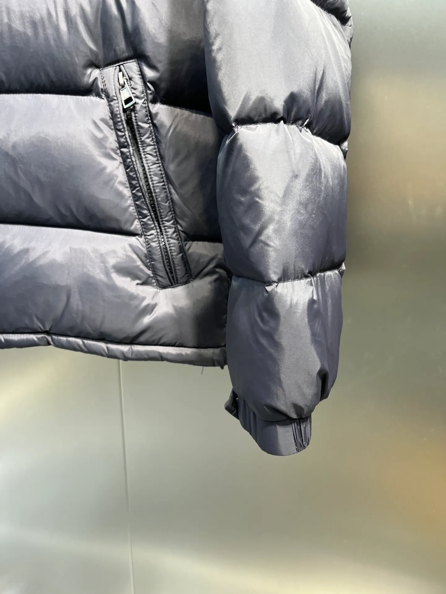 P980 moncler 🌟 Original customized hardware accessories are all imported and original customized. Welcome to compare. Absolutely high quality. Made of top-grade 90 white duck down. Super soft. Full and fluffy. Super heavy-duty. Fabrics with excellent workmanship. Perfect version. Note. Fabric is super comfortable. Exclusive model. Non-market product. Same sizes for men and women.  size: 12345