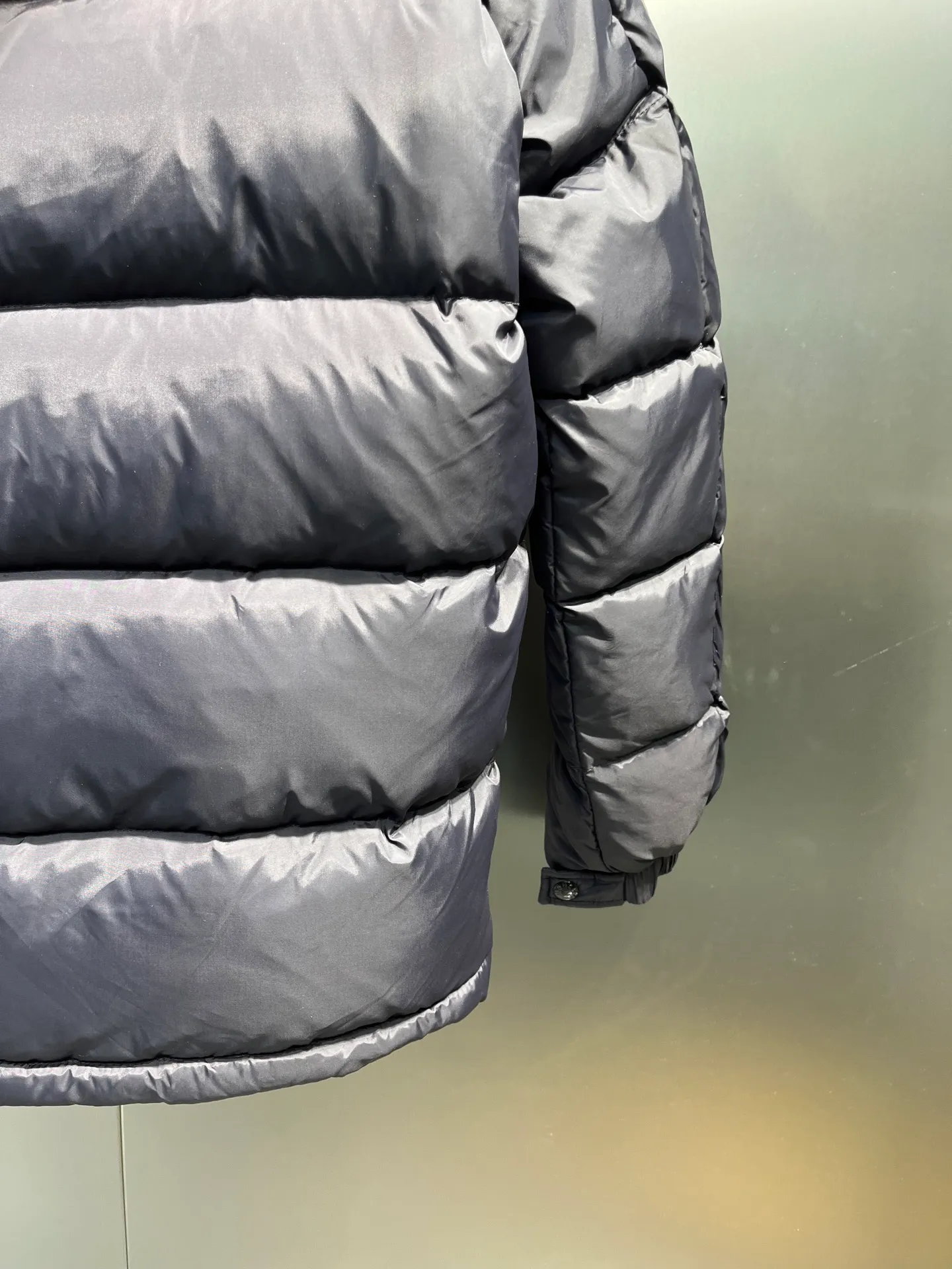 P980 moncler 🌟 Original customized hardware accessories are all imported and original customized. Welcome to compare. Absolutely high quality. Made of top-grade 90 white duck down. Super soft. Full and fluffy. Super heavy-duty. Fabrics with excellent workmanship. Perfect version. Note. Fabric is super comfortable. Exclusive model. Non-market product. Same sizes for men and women.  size: 12345
