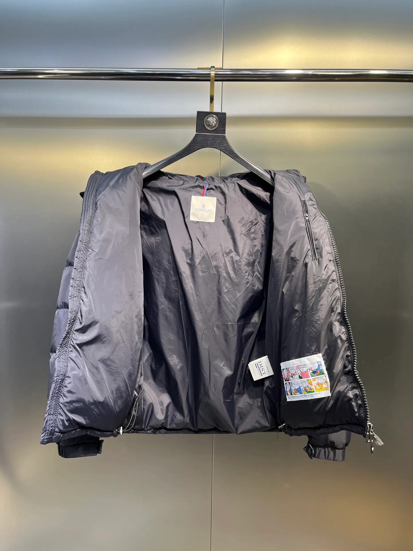 P980 moncler 🌟 Original customized hardware accessories are all imported and original customized. Welcome to compare. Absolutely high quality. Made of top-grade 90 white duck down. Super soft. Full and fluffy. Super heavy-duty. Fabrics with excellent workmanship. Perfect version. Note. Fabric is super comfortable. Exclusive model. Non-market product. Same sizes for men and women.  size: 12345