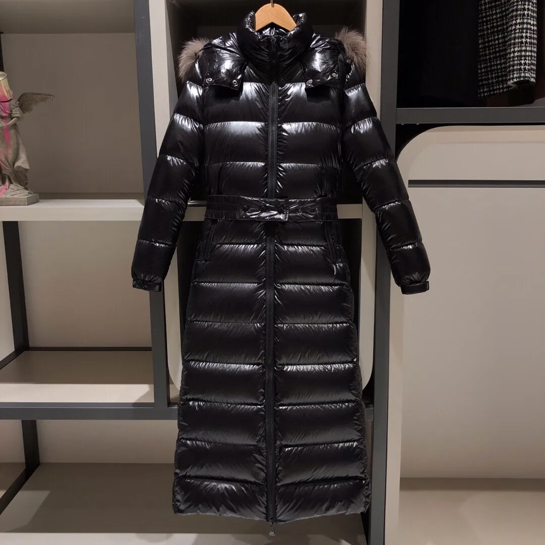 P1140 🔥Women's model🔥 M family's latest model, women's super long style, fox fur collar, Size 1-4, new down, ⬆️Moncler 2025 new color, Boed women's long down jacket jacket, Boedic women's down jacket is made of longue saison fabric, embellished with fur trim, providing warm care. (⚠️Fox fur collar imported from Finland, of course the fur collar needs to be larger to look good) The Boed down jacket has a soft silhouette design and is equipped with a delicate belt to create a sophisticated and elegant winter look. Made of longue saison fabric with wool trim on the hood. Details •Made from longue saison fabric •Longue saison lining •Filled with down •Hood with removable fleece trim •Two-way zipper closure •Elasticated waistband with patented snap buttons •Zip closure lateral pockets with grosgrain piping •Adjustable elastic cuffs Size: 1-4 Women's