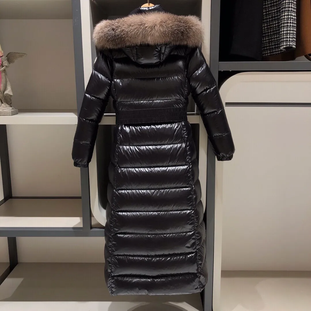 P1140 🔥Women's model🔥 M family's latest model, women's super long style, fox fur collar, Size 1-4, new down, ⬆️Moncler 2025 new color, Boed women's long down jacket jacket, Boedic women's down jacket is made of longue saison fabric, embellished with fur trim, providing warm care. (⚠️Fox fur collar imported from Finland, of course the fur collar needs to be larger to look good) The Boed down jacket has a soft silhouette design and is equipped with a delicate belt to create a sophisticated and elegant winter look. Made of longue saison fabric with wool trim on the hood. Details •Made from longue saison fabric •Longue saison lining •Filled with down •Hood with removable fleece trim •Two-way zipper closure •Elasticated waistband with patented snap buttons •Zip closure lateral pockets with grosgrain piping •Adjustable elastic cuffs Size: 1-4 Women's