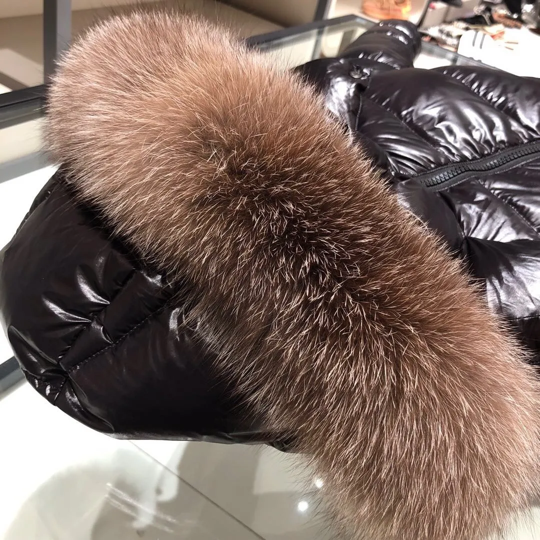 P1140 🔥Women's model🔥 M family's latest model, women's super long style, fox fur collar, Size 1-4, new down, ⬆️Moncler 2025 new color, Boed women's long down jacket jacket, Boedic women's down jacket is made of longue saison fabric, embellished with fur trim, providing warm care. (⚠️Fox fur collar imported from Finland, of course the fur collar needs to be larger to look good) The Boed down jacket has a soft silhouette design and is equipped with a delicate belt to create a sophisticated and elegant winter look. Made of longue saison fabric with wool trim on the hood. Details •Made from longue saison fabric •Longue saison lining •Filled with down •Hood with removable fleece trim •Two-way zipper closure •Elasticated waistband with patented snap buttons •Zip closure lateral pockets with grosgrain piping •Adjustable elastic cuffs Size: 1-4 Women's