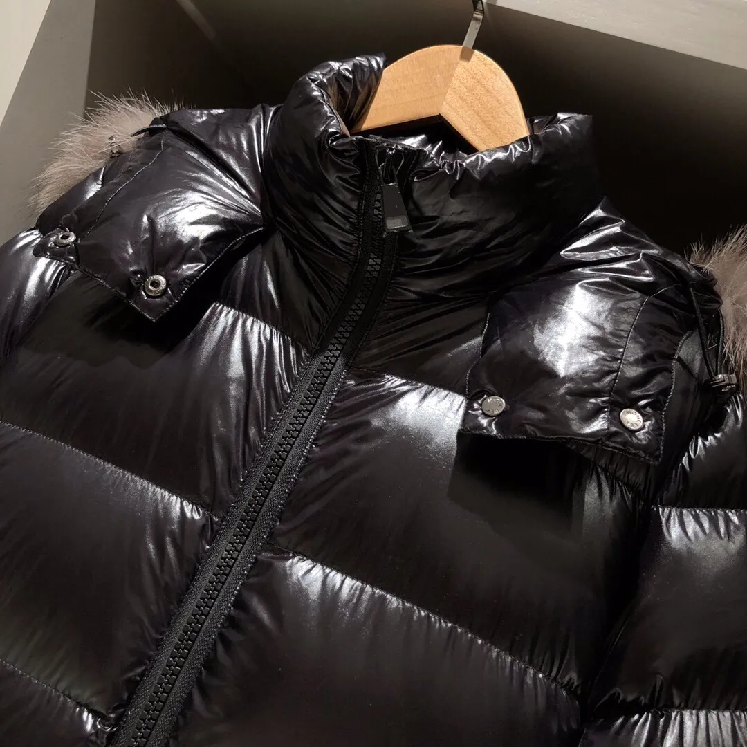 P1140 🔥Women's model🔥 M family's latest model, women's super long style, fox fur collar, Size 1-4, new down, ⬆️Moncler 2025 new color, Boed women's long down jacket jacket, Boedic women's down jacket is made of longue saison fabric, embellished with fur trim, providing warm care. (⚠️Fox fur collar imported from Finland, of course the fur collar needs to be larger to look good) The Boed down jacket has a soft silhouette design and is equipped with a delicate belt to create a sophisticated and elegant winter look. Made of longue saison fabric with wool trim on the hood. Details •Made from longue saison fabric •Longue saison lining •Filled with down •Hood with removable fleece trim •Two-way zipper closure •Elasticated waistband with patented snap buttons •Zip closure lateral pockets with grosgrain piping •Adjustable elastic cuffs Size: 1-4 Women's