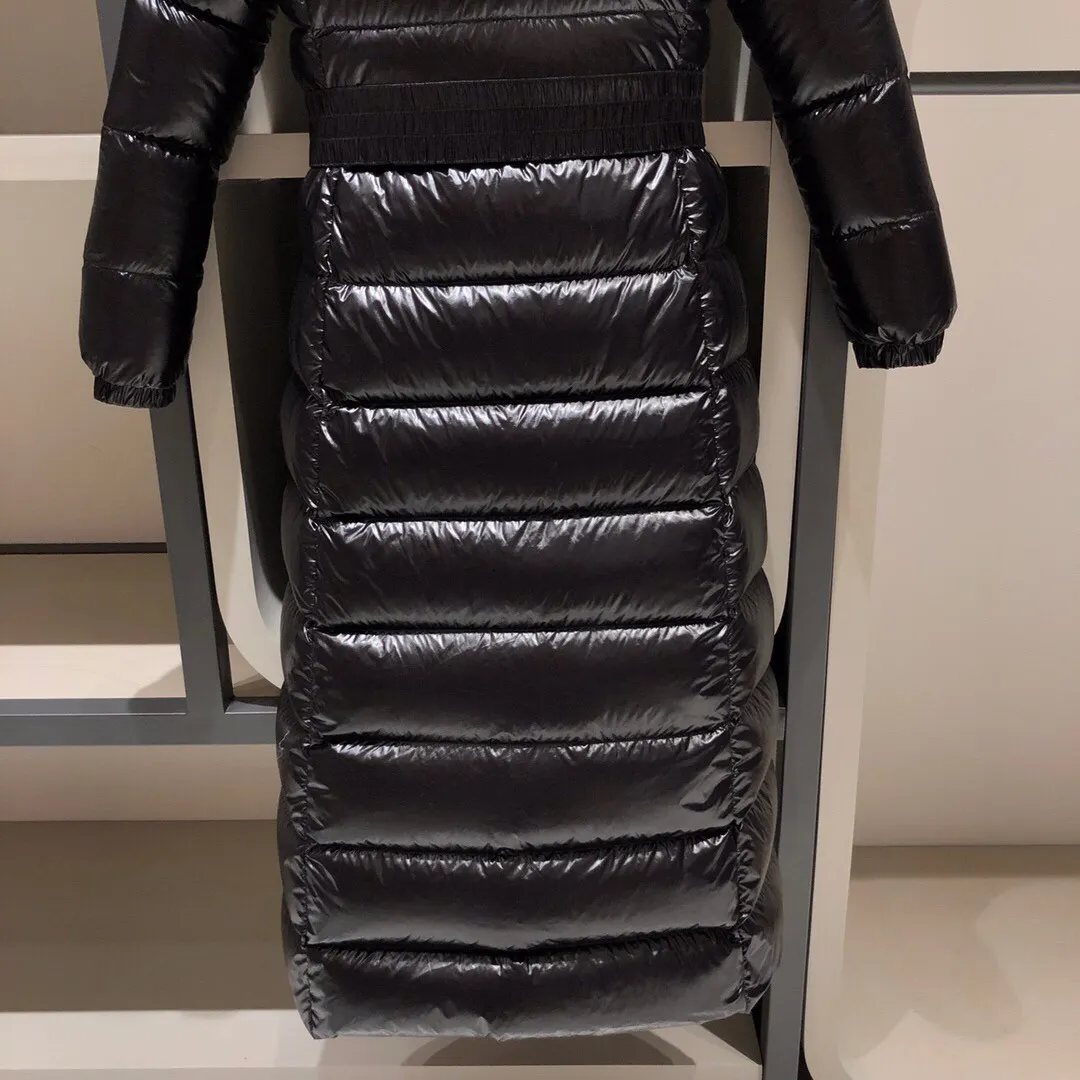P1140 🔥Women's model🔥 M family's latest model, women's super long style, fox fur collar, Size 1-4, new down, ⬆️Moncler 2025 new color, Boed women's long down jacket jacket, Boedic women's down jacket is made of longue saison fabric, embellished with fur trim, providing warm care. (⚠️Fox fur collar imported from Finland, of course the fur collar needs to be larger to look good) The Boed down jacket has a soft silhouette design and is equipped with a delicate belt to create a sophisticated and elegant winter look. Made of longue saison fabric with wool trim on the hood. Details •Made from longue saison fabric •Longue saison lining •Filled with down •Hood with removable fleece trim •Two-way zipper closure •Elasticated waistband with patented snap buttons •Zip closure lateral pockets with grosgrain piping •Adjustable elastic cuffs Size: 1-4 Women's