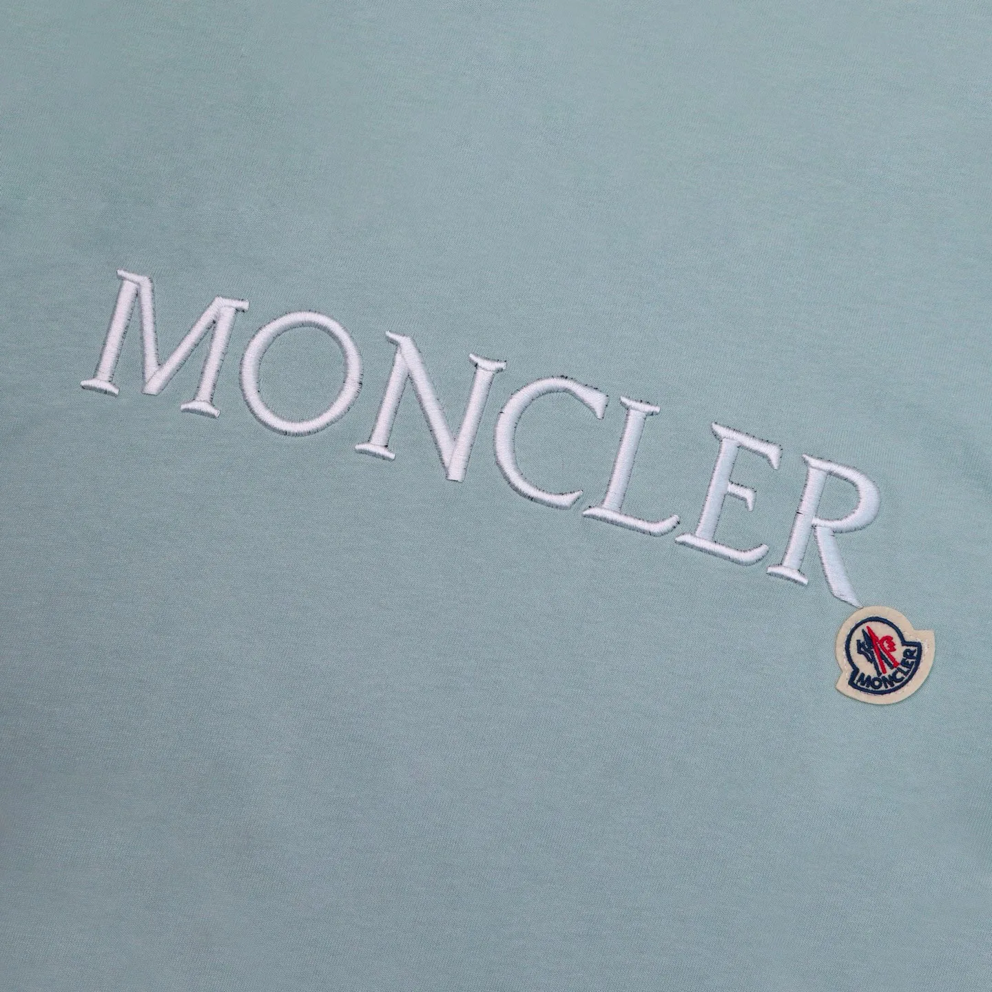 P136 Style No.: 813 〈MONCLER〉The price of the MONCLER is actually quite advantageous. Those who have been to the counters should know that the price of the MONCLER is not much cheaper than Gucci Burberry. It is just relatively low-key and unwilling to hype. It is a picture that you want to buy or not. It has an arrogant existence... Exclusively customized 270 grams of 32-count double-yarn smooth cotton. The texture is very soft and comfortable. 100% top-grade fabrics that are different from the market (no shrinkage, no deformation, no pilling) Matched with 320g 1*1 thread (the fabric thread is dyed in the same vat, no color difference, the thread is not easy to deform) Color: black, white, sky blue, pea green Code number: S-XL