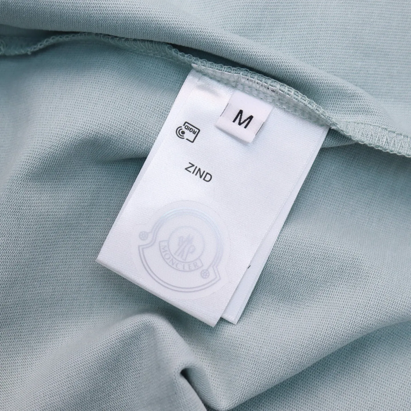 P136 Style No.: 813 〈MONCLER〉The price of the MONCLER is actually quite advantageous. Those who have been to the counters should know that the price of the MONCLER is not much cheaper than Gucci Burberry. It is just relatively low-key and unwilling to hype. It is a picture that you want to buy or not. It has an arrogant existence... Exclusively customized 270 grams of 32-count double-yarn smooth cotton. The texture is very soft and comfortable. 100% top-grade fabrics that are different from the market (no shrinkage, no deformation, no pilling) Matched with 320g 1*1 thread (the fabric thread is dyed in the same vat, no color difference, the thread is not easy to deform) Color: black, white, sky blue, pea green Code number: S-XL