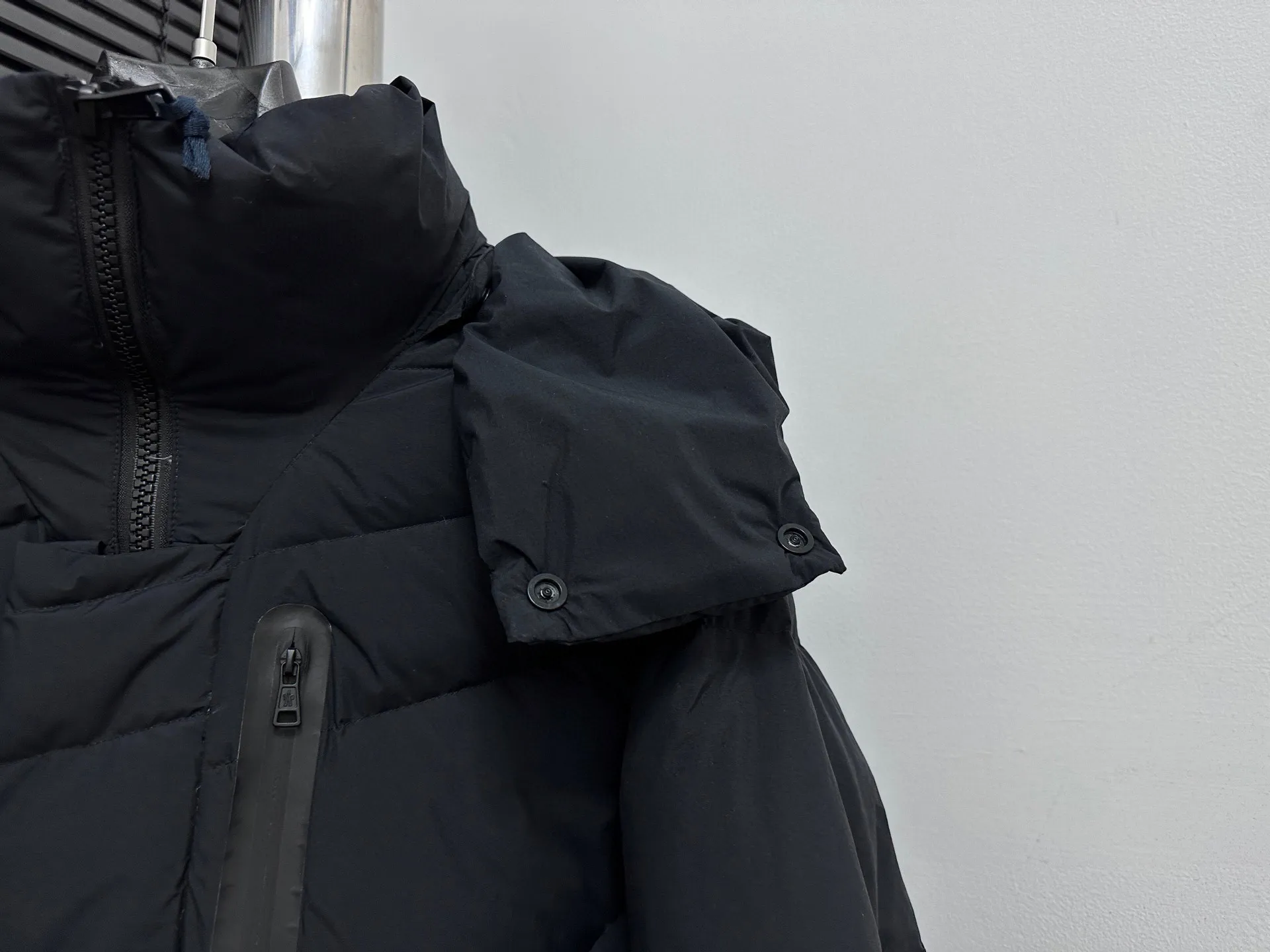 P1000 [moncler] Mengkou 2025 autumn and winter new down jacket. Original customized hardware accessories are all imported and original customization. Welcome to compare. Absolutely high quality. Use top 90 down. Super soft. Filled with fluffy and full feathers. Super heavy work. Fabric workmanship. Perfect version. Note⚠The fabric is super comfortable. Exclusive model. Non-market goods. Same style for men and women. Size: s-xxl