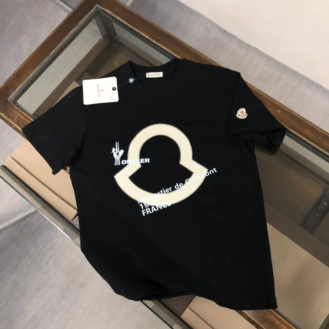 P160 🔥MONCLER New model of Mongolian mouth, customized high-end ready-to-wear! Fashionable and trendy casual short-sleeved T-shirt, gentle, soft, delicate, skin-friendly, comfortable and cool, the chest pattern is stylish and full of vitality! A fashionable and versatile must-have! Color: black white Size: S～XL (loose version, please state your height and weight when placing an order)