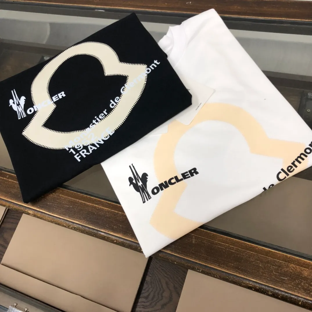 P160 🔥MONCLER New model of Mongolian mouth, customized high-end ready-to-wear! Fashionable and trendy casual short-sleeved T-shirt, gentle, soft, delicate, skin-friendly, comfortable and cool, the chest pattern is stylish and full of vitality! A fashionable and versatile must-have! Color: black white Size: S～XL (loose version, please state your height and weight when placing an order)