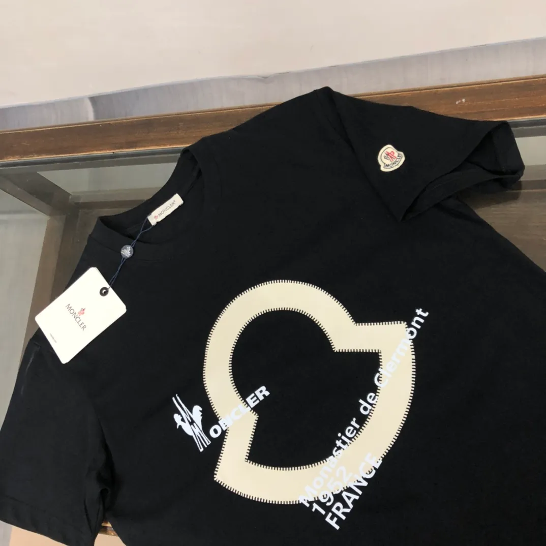 P160 🔥MONCLER New model of Mongolian mouth, customized high-end ready-to-wear! Fashionable and trendy casual short-sleeved T-shirt, gentle, soft, delicate, skin-friendly, comfortable and cool, the chest pattern is stylish and full of vitality! A fashionable and versatile must-have! Color: black white Size: S～XL (loose version, please state your height and weight when placing an order)