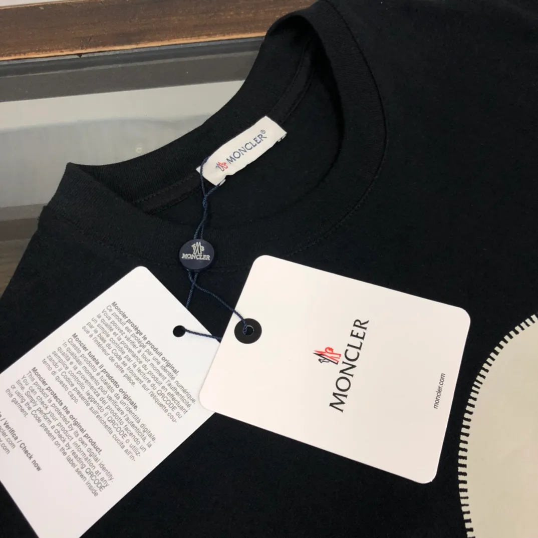 P160 🔥MONCLER New model of Mongolian mouth, customized high-end ready-to-wear! Fashionable and trendy casual short-sleeved T-shirt, gentle, soft, delicate, skin-friendly, comfortable and cool, the chest pattern is stylish and full of vitality! A fashionable and versatile must-have! Color: black white Size: S～XL (loose version, please state your height and weight when placing an order)