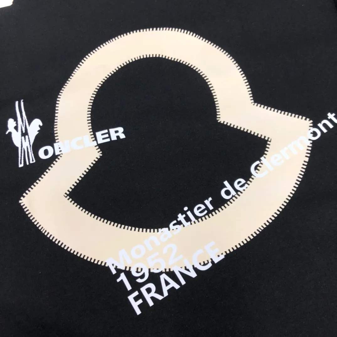 P160 🔥MONCLER New model of Mongolian mouth, customized high-end ready-to-wear! Fashionable and trendy casual short-sleeved T-shirt, gentle, soft, delicate, skin-friendly, comfortable and cool, the chest pattern is stylish and full of vitality! A fashionable and versatile must-have! Color: black white Size: S～XL (loose version, please state your height and weight when placing an order)