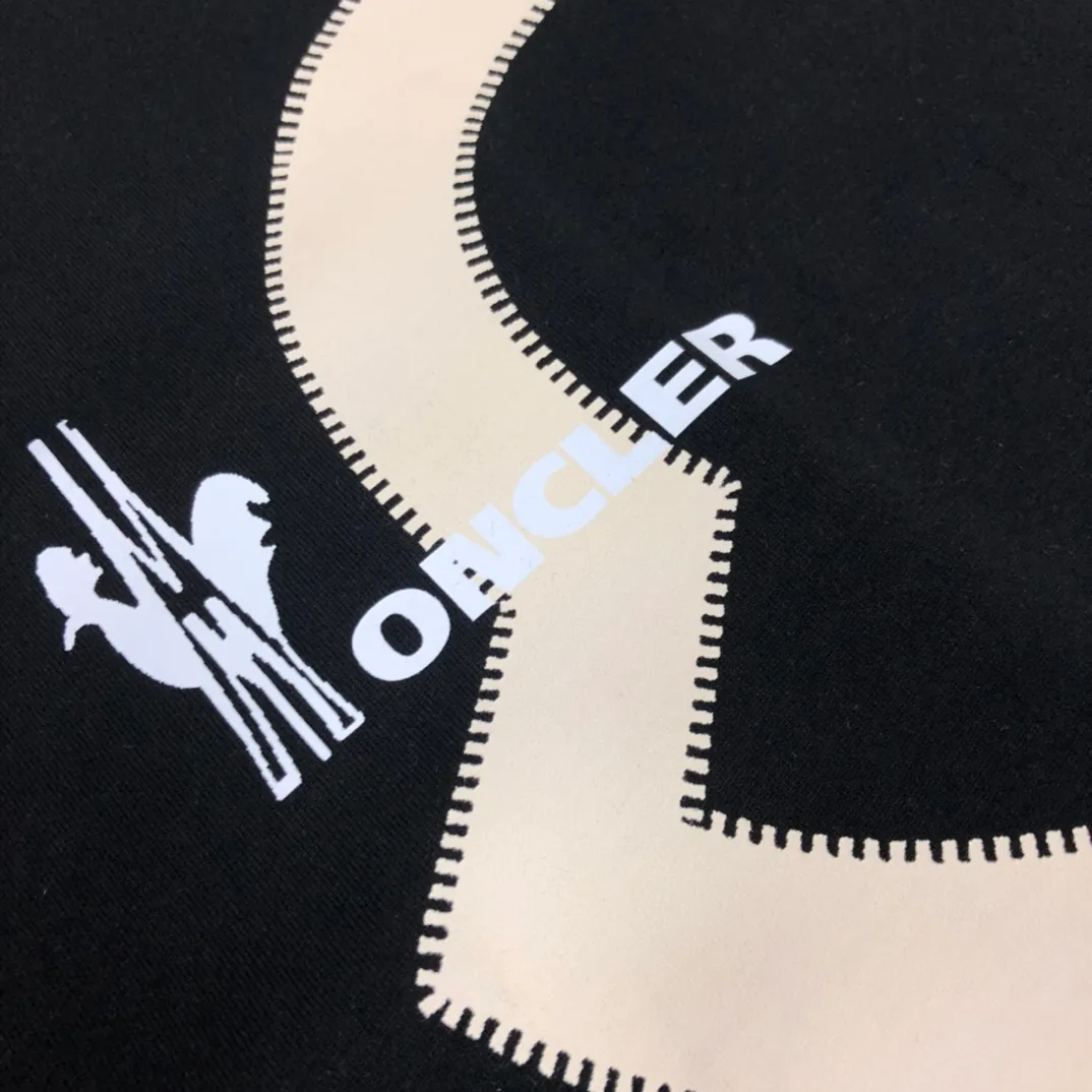 P160 🔥MONCLER New model of Mongolian mouth, customized high-end ready-to-wear! Fashionable and trendy casual short-sleeved T-shirt, gentle, soft, delicate, skin-friendly, comfortable and cool, the chest pattern is stylish and full of vitality! A fashionable and versatile must-have! Color: black white Size: S～XL (loose version, please state your height and weight when placing an order)