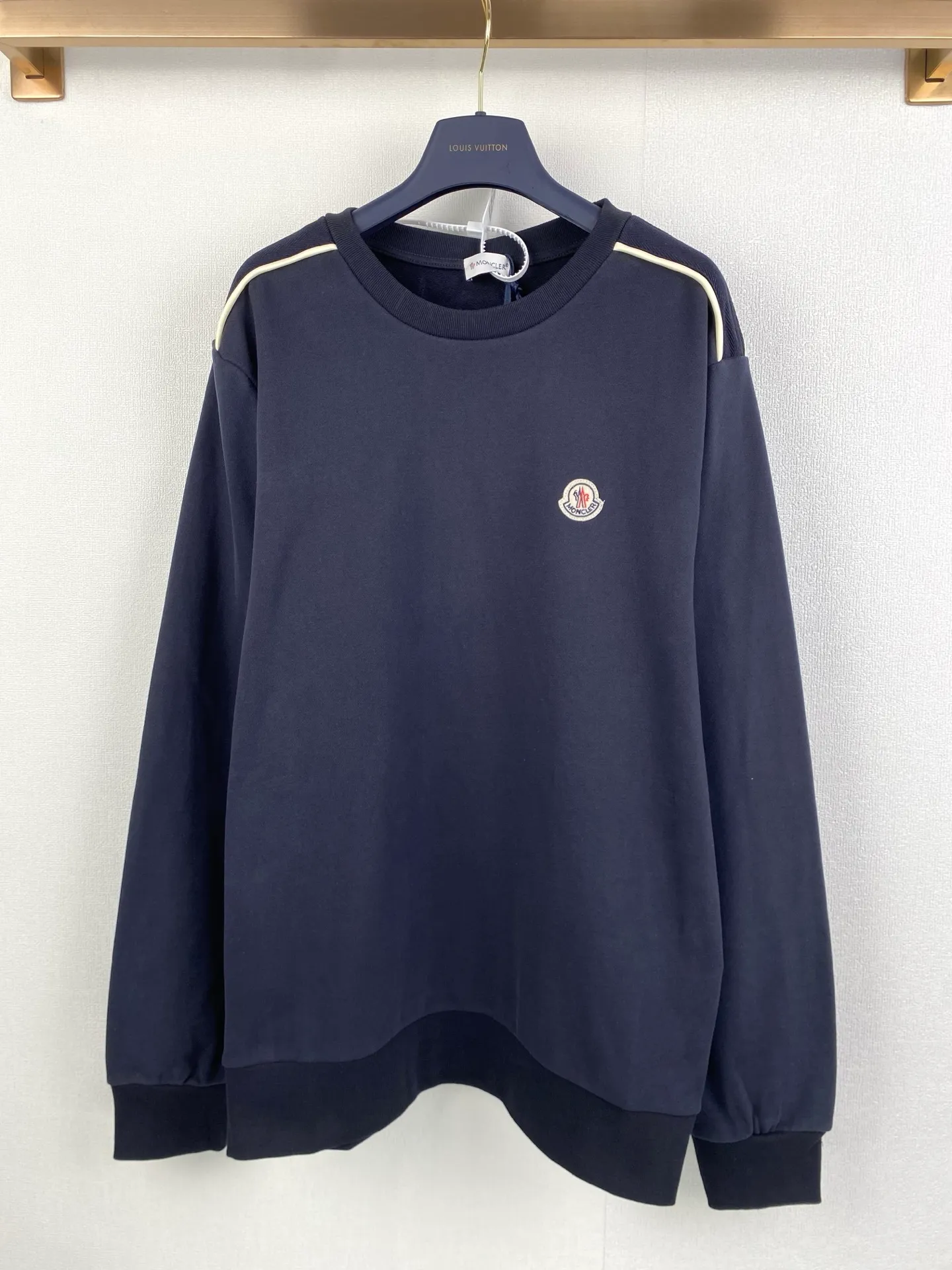 P420 MONCLER round neck logo cotton long-sleeved sweatshirt ●Authentic 5400 purchase and development ●320g multi-thread sweatshirt velvet 100% cotton ●400g 1*1 fashion brand rib ●280g shoulder double-sided strapping ●Fabric enzyme washing ●Template embroidery ●Customized 1:1 embroidery label ●Customized 1:1 strapping ●Customized 1:1 webbing ●Customized 1:1 trademark ●Loose version ●Size: S M L XL