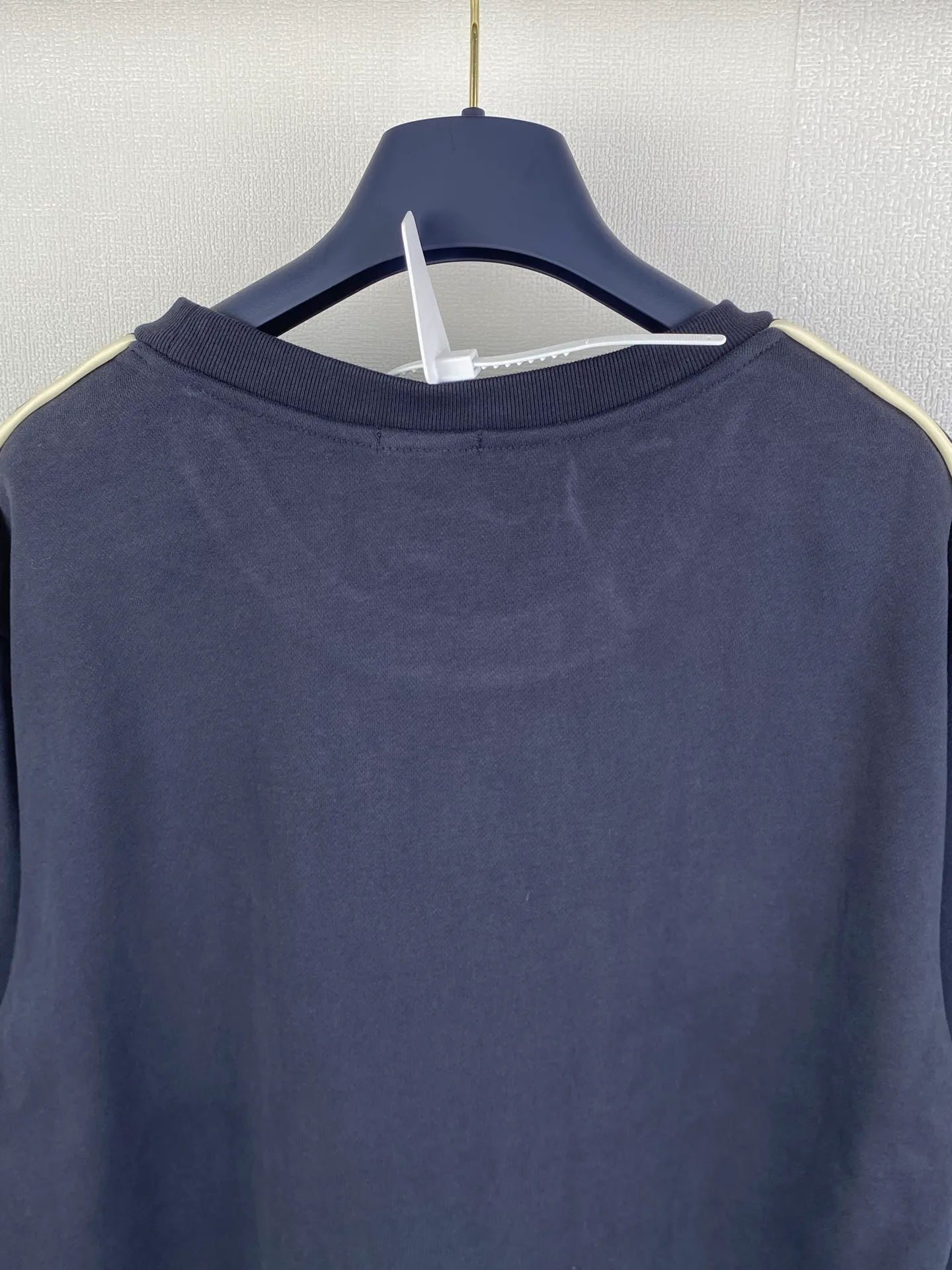 P420 MONCLER round neck logo cotton long-sleeved sweatshirt ●Authentic 5400 purchase and development ●320g multi-thread sweatshirt velvet 100% cotton ●400g 1*1 fashion brand rib ●280g shoulder double-sided strapping ●Fabric enzyme washing ●Template embroidery ●Customized 1:1 embroidery label ●Customized 1:1 strapping ●Customized 1:1 webbing ●Customized 1:1 trademark ●Loose version ●Size: S M L XL