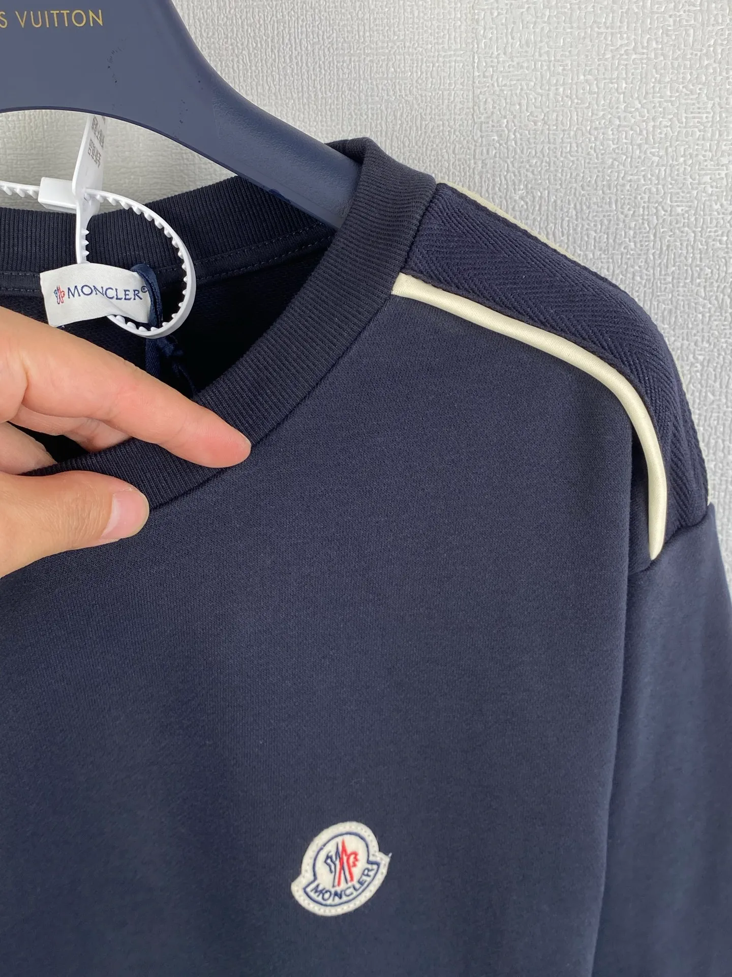 P420 MONCLER round neck logo cotton long-sleeved sweatshirt ●Authentic 5400 purchase and development ●320g multi-thread sweatshirt velvet 100% cotton ●400g 1*1 fashion brand rib ●280g shoulder double-sided strapping ●Fabric enzyme washing ●Template embroidery ●Customized 1:1 embroidery label ●Customized 1:1 strapping ●Customized 1:1 webbing ●Customized 1:1 trademark ●Loose version ●Size: S M L XL