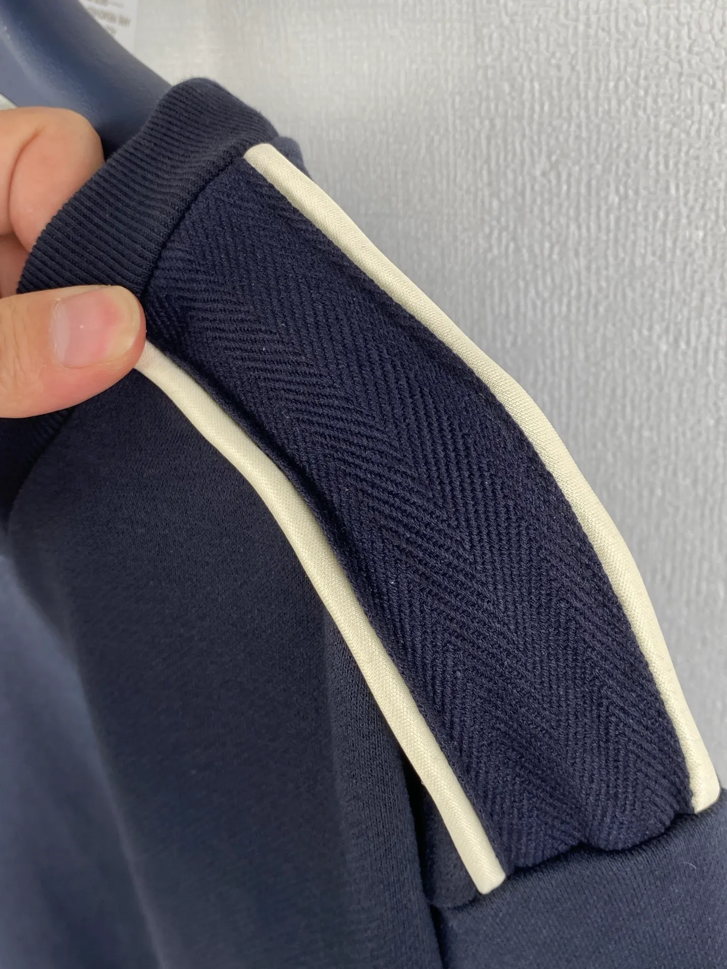 P420 MONCLER round neck logo cotton long-sleeved sweatshirt ●Authentic 5400 purchase and development ●320g multi-thread sweatshirt velvet 100% cotton ●400g 1*1 fashion brand rib ●280g shoulder double-sided strapping ●Fabric enzyme washing ●Template embroidery ●Customized 1:1 embroidery label ●Customized 1:1 strapping ●Customized 1:1 webbing ●Customized 1:1 trademark ●Loose version ●Size: S M L XL
