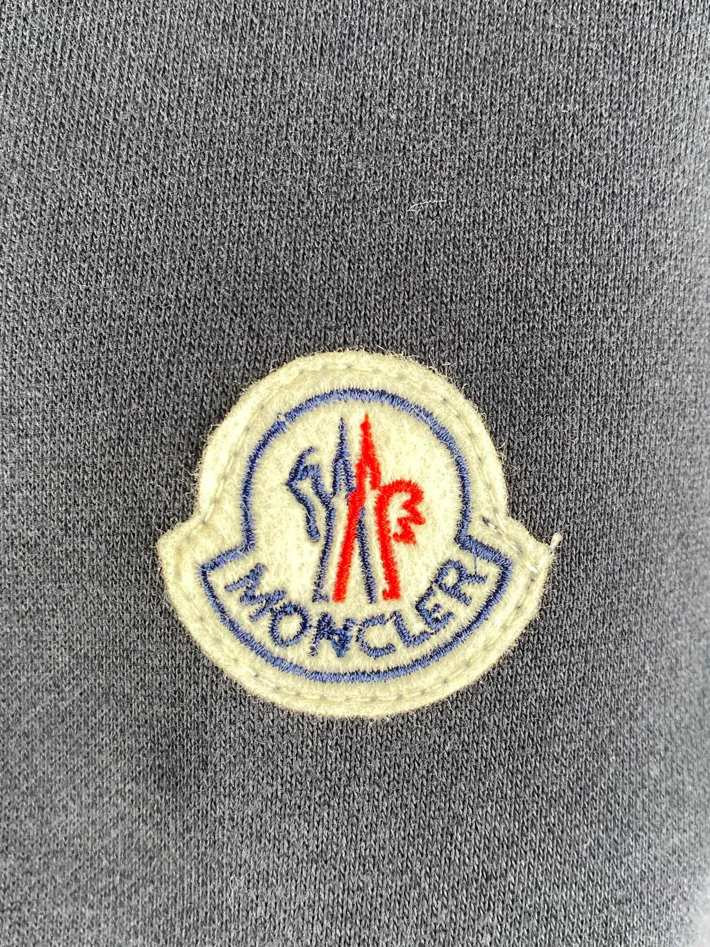 P420 MONCLER round neck logo cotton long-sleeved sweatshirt ●Authentic 5400 purchase and development ●320g multi-thread sweatshirt velvet 100% cotton ●400g 1*1 fashion brand rib ●280g shoulder double-sided strapping ●Fabric enzyme washing ●Template embroidery ●Customized 1:1 embroidery label ●Customized 1:1 strapping ●Customized 1:1 webbing ●Customized 1:1 trademark ●Loose version ●Size: S M L XL