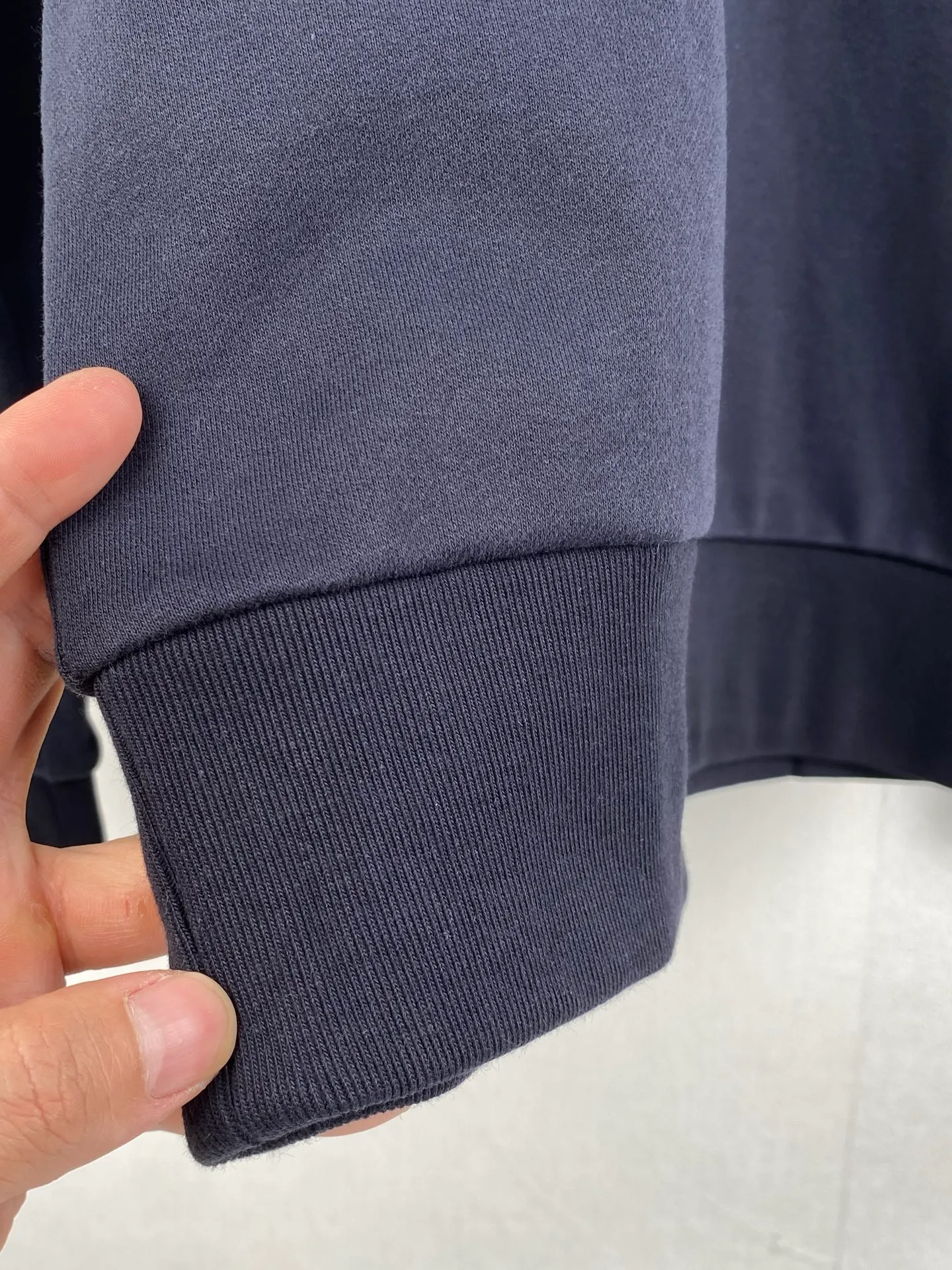 P420 MONCLER round neck logo cotton long-sleeved sweatshirt ●Authentic 5400 purchase and development ●320g multi-thread sweatshirt velvet 100% cotton ●400g 1*1 fashion brand rib ●280g shoulder double-sided strapping ●Fabric enzyme washing ●Template embroidery ●Customized 1:1 embroidery label ●Customized 1:1 strapping ●Customized 1:1 webbing ●Customized 1:1 trademark ●Loose version ●Size: S M L XL