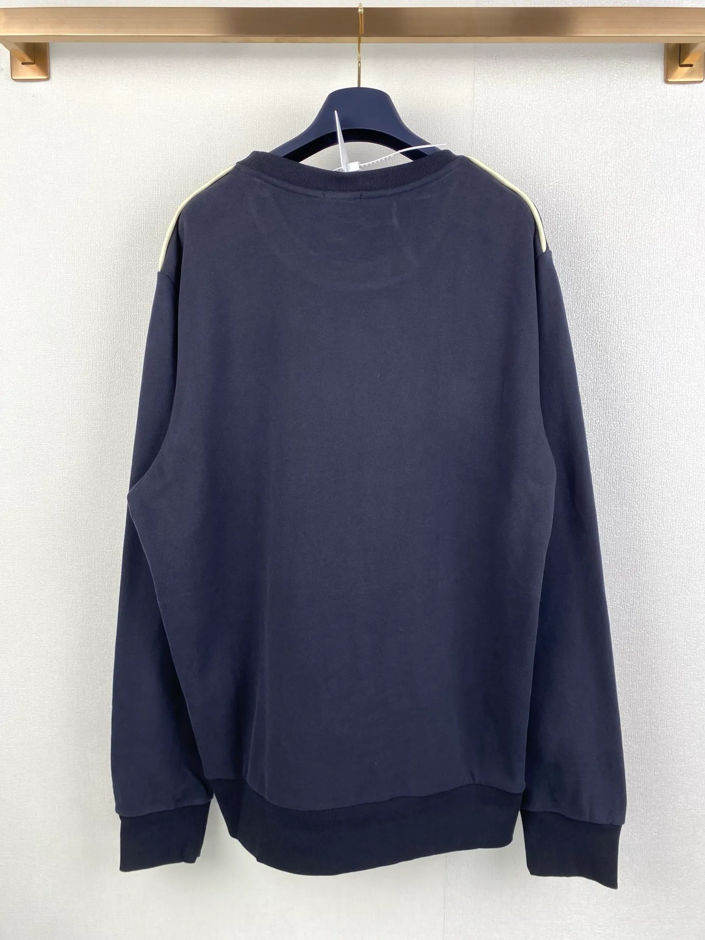 P420 MONCLER round neck logo cotton long-sleeved sweatshirt ●Authentic 5400 purchase and development ●320g multi-thread sweatshirt velvet 100% cotton ●400g 1*1 fashion brand rib ●280g shoulder double-sided strapping ●Fabric enzyme washing ●Template embroidery ●Customized 1:1 embroidery label ●Customized 1:1 strapping ●Customized 1:1 webbing ●Customized 1:1 trademark ●Loose version ●Size: S M L XL