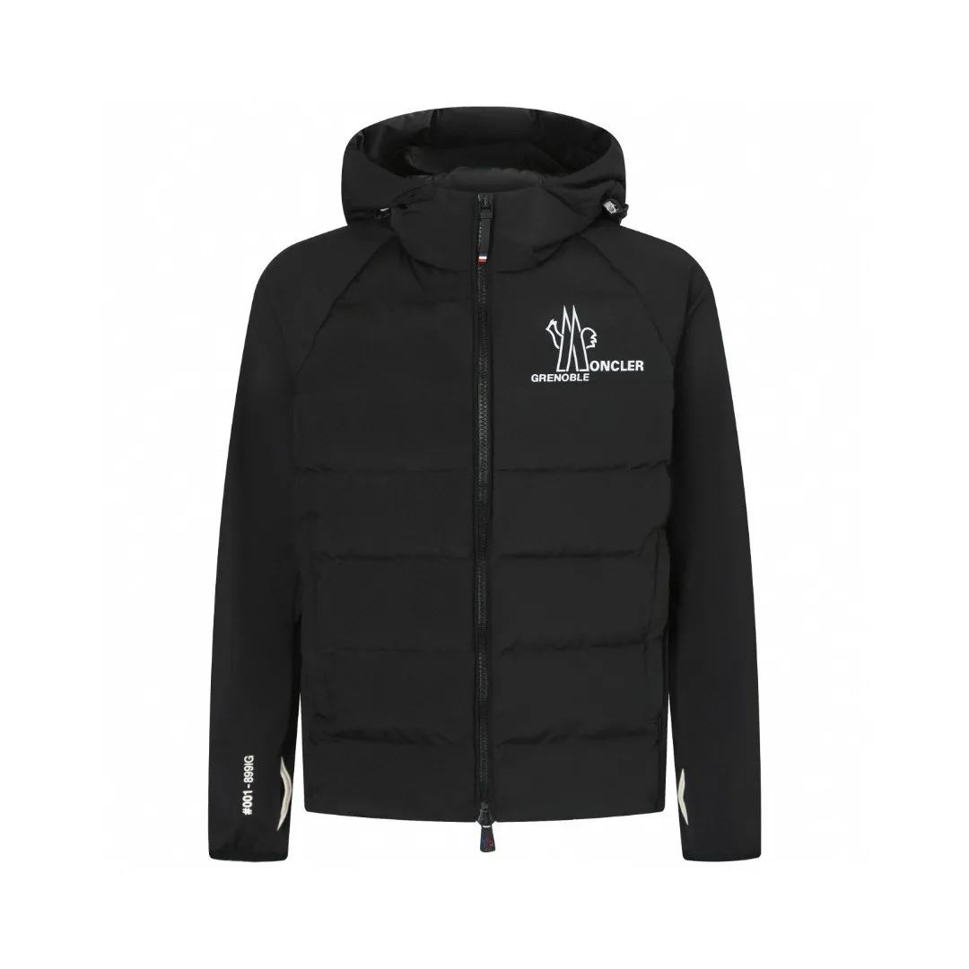P730 [Exclusive supply] Moncler x RICK OWENS joint down jacket (black) The fabric is woven from fine long-staple cotton single yarn. Avoid static electricity and dust absorption due to friction. Through special additives or processes, fibers are less likely to get tangled into hair balls. Go for finer sanding and get an extremely fine touch like a peach finish. At the same time, it is famous for its high-quality white goose down filling, which has excellent thermal insulation effect. The main pattern uses a combination of imported environmentally friendly glue technology and three-dimensional flocking to outline sharp lines with fine glue, and the edges present a matte matte texture. Micro-three-dimensional flocking technology is used for the letters. Rick Owens' signature three-dimensional quilting technology combines laser cutting and hand-quilting to completely revolutionize the bulky feel of traditional down jackets. The slim silhouette combines sports functionality with the neat lines of high fashion. Customized two-way YKK zippers, reflective strips on the brim, hidden snow skirt design, and even the cuff ribs are 3D woven, taking into account outdoor protection and a comfortable fit for daily wear. Size:S-M-L-XL