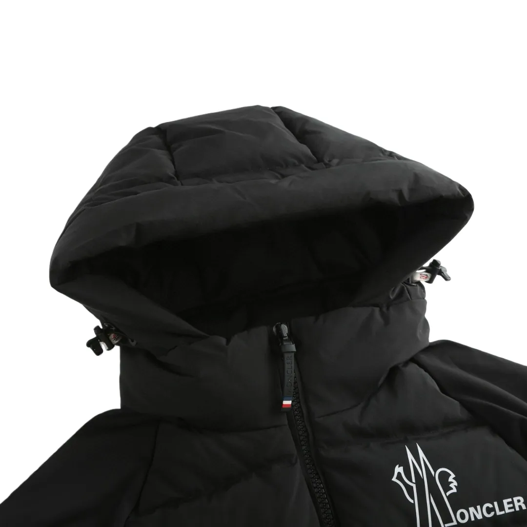 P730 [Exclusive supply] Moncler x RICK OWENS joint down jacket (black) The fabric is woven from fine long-staple cotton single yarn. Avoid static electricity and dust absorption due to friction. Through special additives or processes, fibers are less likely to get tangled into hair balls. Go for finer sanding and get an extremely fine touch like a peach finish. At the same time, it is famous for its high-quality white goose down filling, which has excellent thermal insulation effect. The main pattern uses a combination of imported environmentally friendly glue technology and three-dimensional flocking to outline sharp lines with fine glue, and the edges present a matte matte texture. Micro-three-dimensional flocking technology is used for the letters. Rick Owens' signature three-dimensional quilting technology combines laser cutting and hand-quilting to completely revolutionize the bulky feel of traditional down jackets. The slim silhouette combines sports functionality with the neat lines of high fashion. Customized two-way YKK zippers, reflective strips on the brim, hidden snow skirt design, and even the cuff ribs are 3D woven, taking into account outdoor protection and a comfortable fit for daily wear. Size:S-M-L-XL
