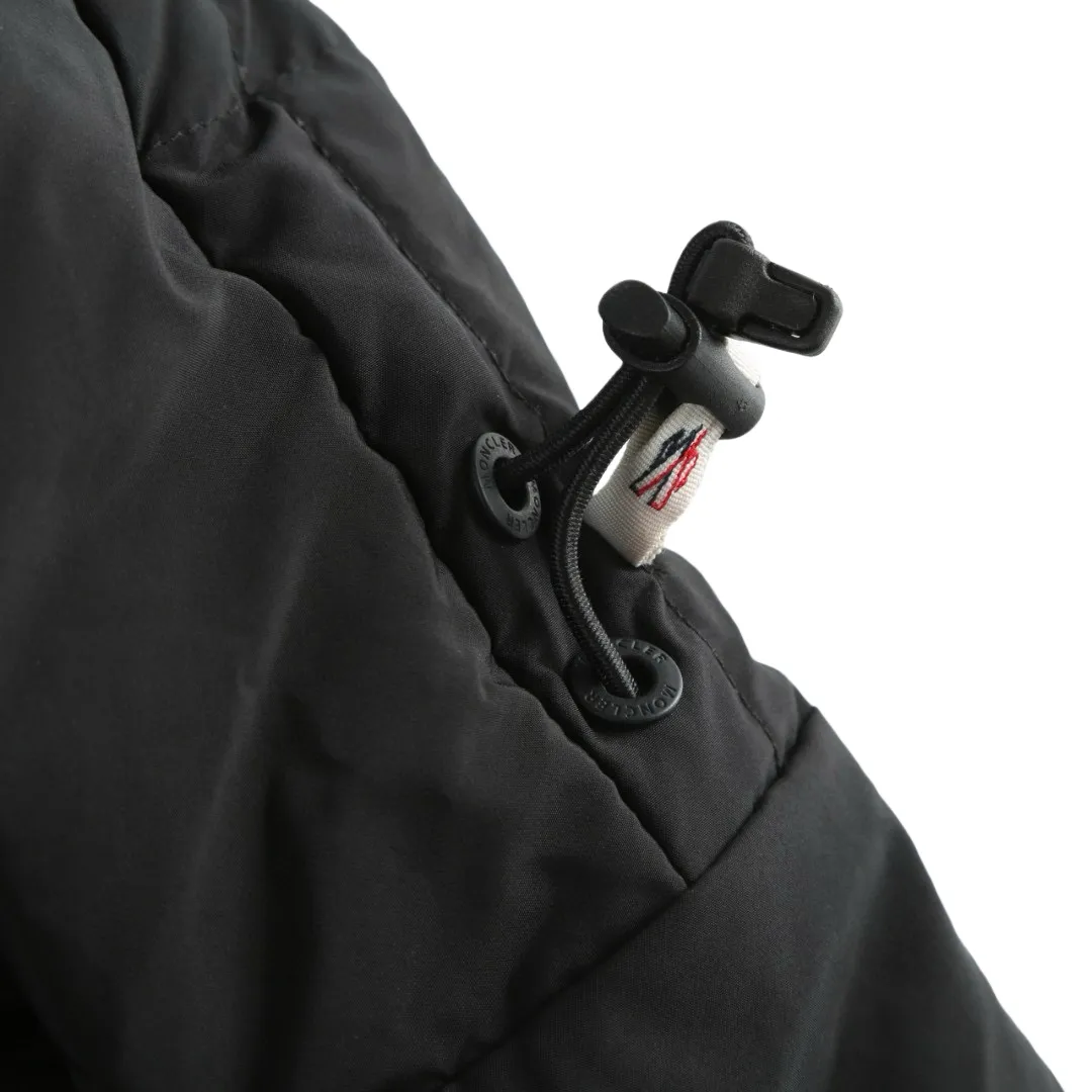 P730 [Exclusive supply] Moncler x RICK OWENS joint down jacket (black) The fabric is woven from fine long-staple cotton single yarn. Avoid static electricity and dust absorption due to friction. Through special additives or processes, fibers are less likely to get tangled into hair balls. Go for finer sanding and get an extremely fine touch like a peach finish. At the same time, it is famous for its high-quality white goose down filling, which has excellent thermal insulation effect. The main pattern uses a combination of imported environmentally friendly glue technology and three-dimensional flocking to outline sharp lines with fine glue, and the edges present a matte matte texture. Micro-three-dimensional flocking technology is used for the letters. Rick Owens' signature three-dimensional quilting technology combines laser cutting and hand-quilting to completely revolutionize the bulky feel of traditional down jackets. The slim silhouette combines sports functionality with the neat lines of high fashion. Customized two-way YKK zippers, reflective strips on the brim, hidden snow skirt design, and even the cuff ribs are 3D woven, taking into account outdoor protection and a comfortable fit for daily wear. Size:S-M-L-XL