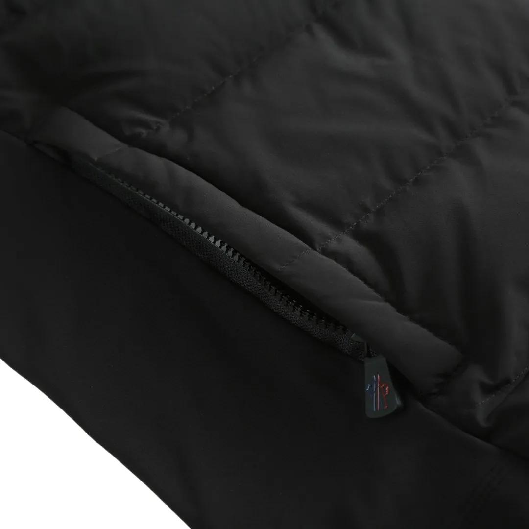 P730 [Exclusive supply] Moncler x RICK OWENS joint down jacket (black) The fabric is woven from fine long-staple cotton single yarn. Avoid static electricity and dust absorption due to friction. Through special additives or processes, fibers are less likely to get tangled into hair balls. Go for finer sanding and get an extremely fine touch like a peach finish. At the same time, it is famous for its high-quality white goose down filling, which has excellent thermal insulation effect. The main pattern uses a combination of imported environmentally friendly glue technology and three-dimensional flocking to outline sharp lines with fine glue, and the edges present a matte matte texture. Micro-three-dimensional flocking technology is used for the letters. Rick Owens' signature three-dimensional quilting technology combines laser cutting and hand-quilting to completely revolutionize the bulky feel of traditional down jackets. The slim silhouette combines sports functionality with the neat lines of high fashion. Customized two-way YKK zippers, reflective strips on the brim, hidden snow skirt design, and even the cuff ribs are 3D woven, taking into account outdoor protection and a comfortable fit for daily wear. Size:S-M-L-XL