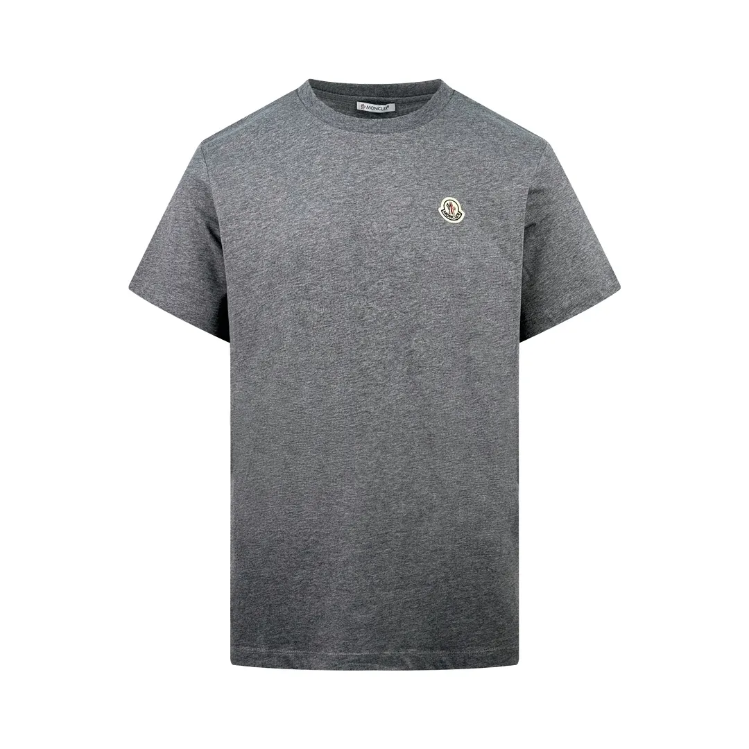 P180 Moncler logo short-sleeve, custom Yun Shu velvet cotton plain weave, soft and delicate, comfortable and close to the skin, the iconic Moncler logo is embellished on the chest, like the artist's soul imprint, full of recognition, with inky gray as the main color, low-key contains endless stories and style. Needless to say, the end of the outfit is minimalism. Process 1: Computer drawing sewing machine process. Input the required pattern through computer software. High-precision positioning system ensures the exact position of the pattern on the fabric. It has automatic sewing function. Able to automatically complete the sewing process. Process 2: The fabrics are washed and have a better hand feel. Not easy to deform, not easy to shrink, not easy to fade, and maintain long-term beauty. Accessories: Customized 1:1 Moncler embroidery logo Customized 1:1 Moncler trademark Version: Loose version Size: S M L XL Style number: 25110