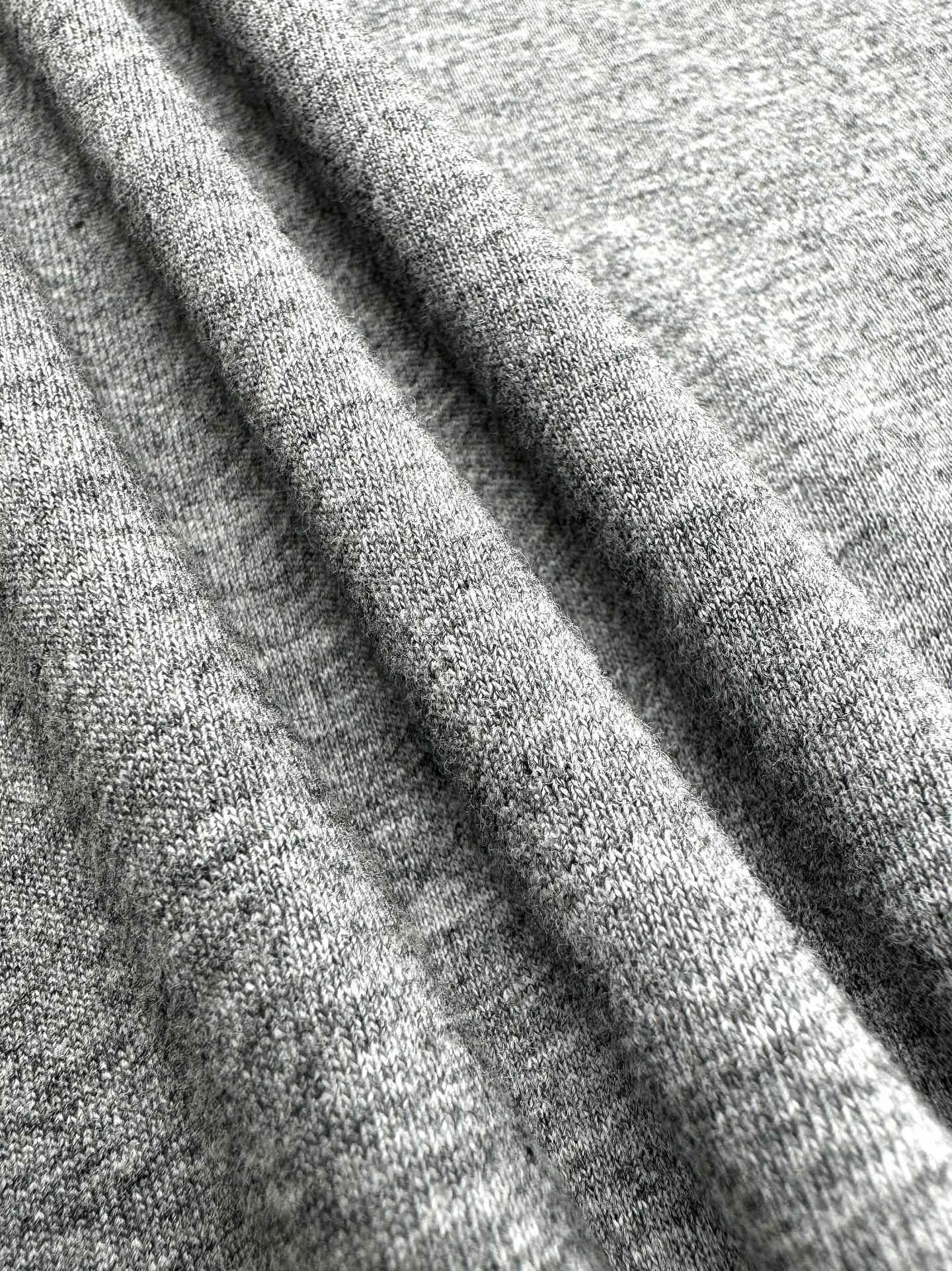 P180 Moncler logo short-sleeve, custom Yun Shu velvet cotton plain weave, soft and delicate, comfortable and close to the skin, the iconic Moncler logo is embellished on the chest, like the artist's soul imprint, full of recognition, with inky gray as the main color, low-key contains endless stories and style. Needless to say, the end of the outfit is minimalism. Process 1: Computer drawing sewing machine process. Input the required pattern through computer software. High-precision positioning system ensures the exact position of the pattern on the fabric. It has automatic sewing function. Able to automatically complete the sewing process. Process 2: The fabrics are washed and have a better hand feel. Not easy to deform, not easy to shrink, not easy to fade, and maintain long-term beauty. Accessories: Customized 1:1 Moncler embroidery logo Customized 1:1 Moncler trademark Version: Loose version Size: S M L XL Style number: 25110
