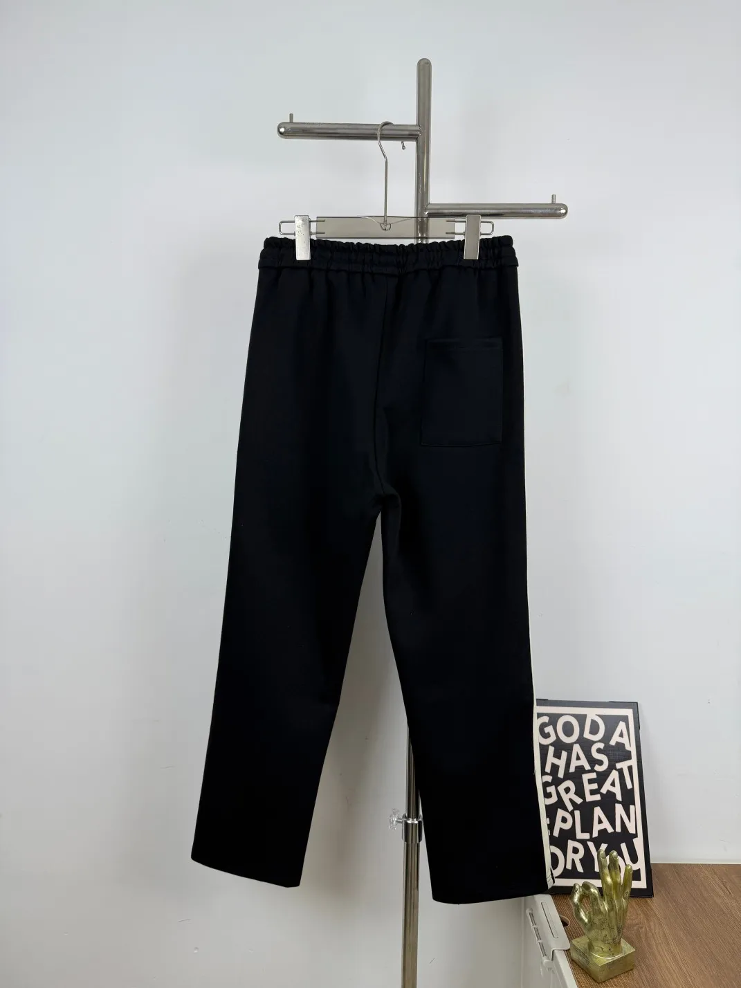 P220 💰Model No. C133 New style hooded iron mark striped drawstring webbing straight-leg sweatpants MONCLER official website ZP synchronized new sweatpants. The fabric is made of 450g heavyweight double-ply double yarn composite fabric classic hooded iron mark ➕ printed webbing technology. Two-color classic cotton webbing on the side. Elastic drawstring waist design is full of flexibility. The inner hemming and stripping workmanship is high and the details are perfect. The fit is loose. Made with conscience, it can withstand high temperatures and will not fall off. It can be machine washed. Factory-made workmanship, the bag strips are neatly arranged with double needles, a popular Internet celebrity model, very popular Color: Black Size: S M L XL